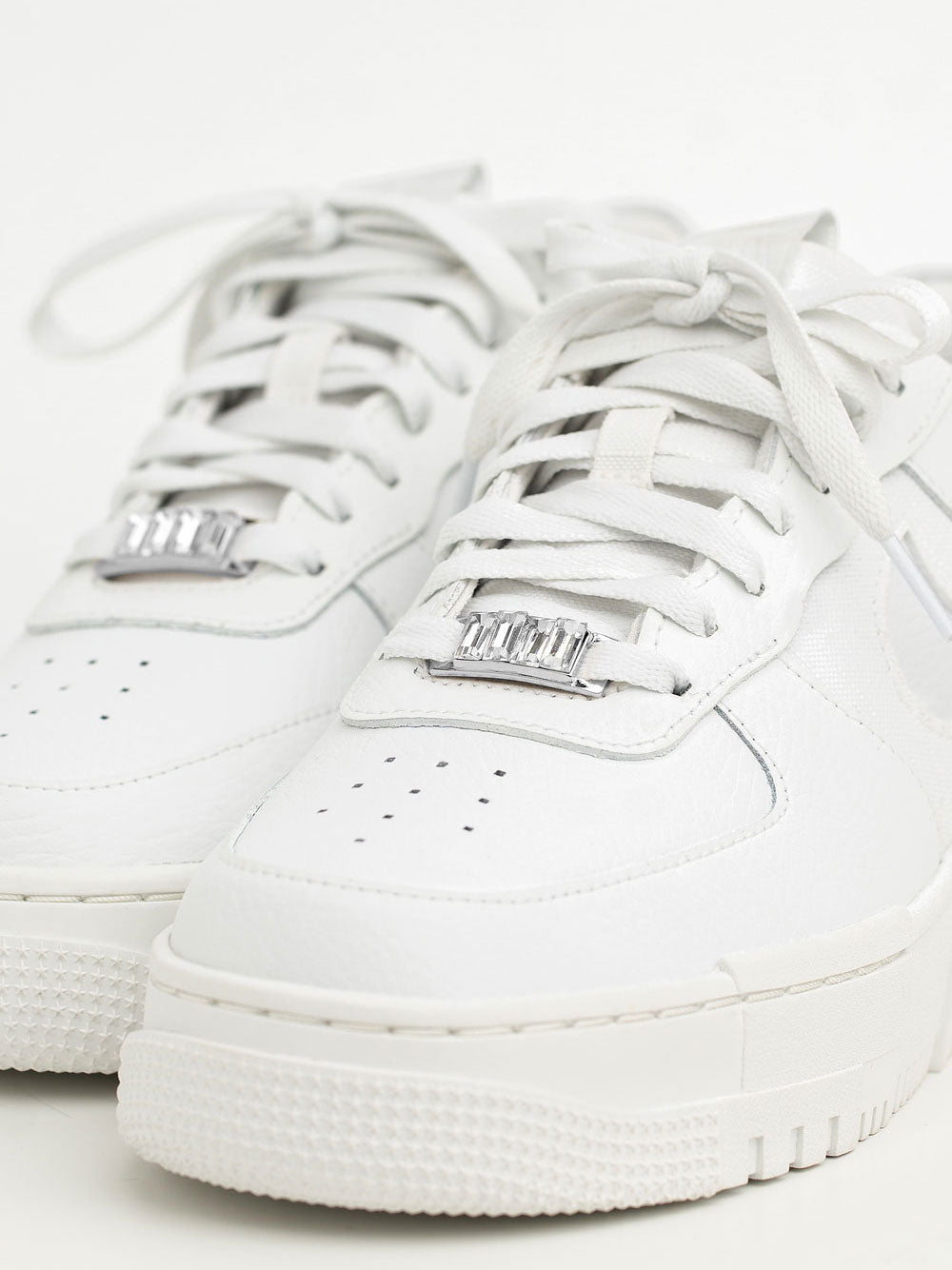 cheeky-chain-munich-sneaker-dubrae-baguette-sneaker-schmuck image 4