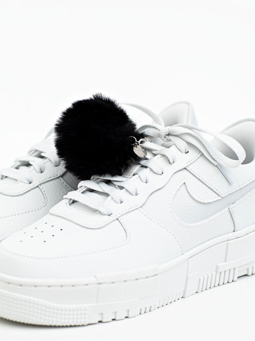 cheeky-chain-munich-sneaker-charm-pom-anh-nger-aus-fellimitat image 4