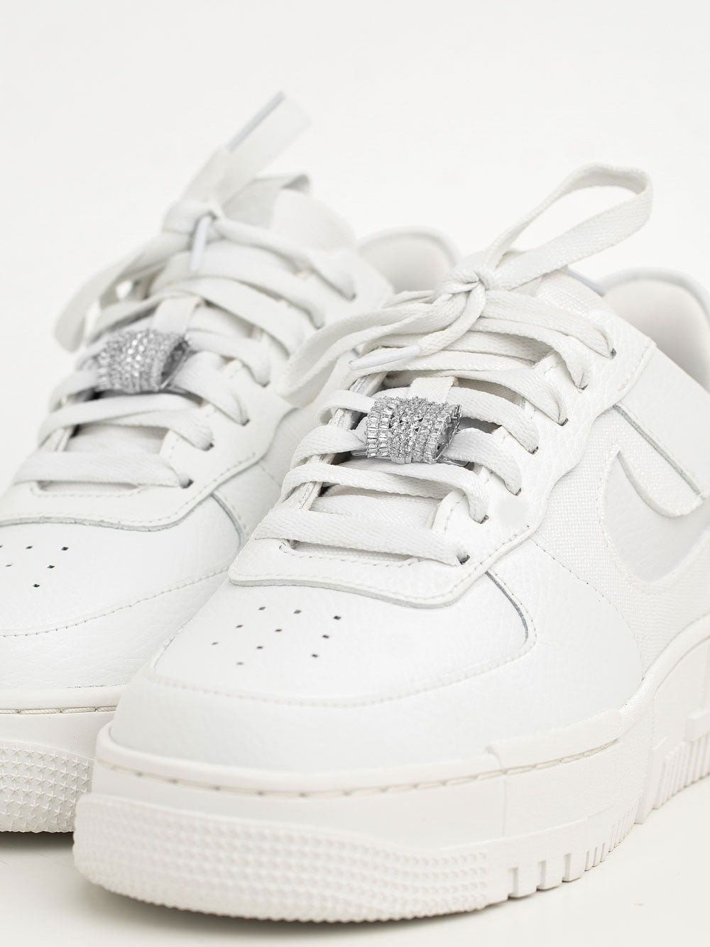 cheeky-chain-munich-sneaker-dubrae-frosty-schuhschmuck-mit-edelsteinen image 4