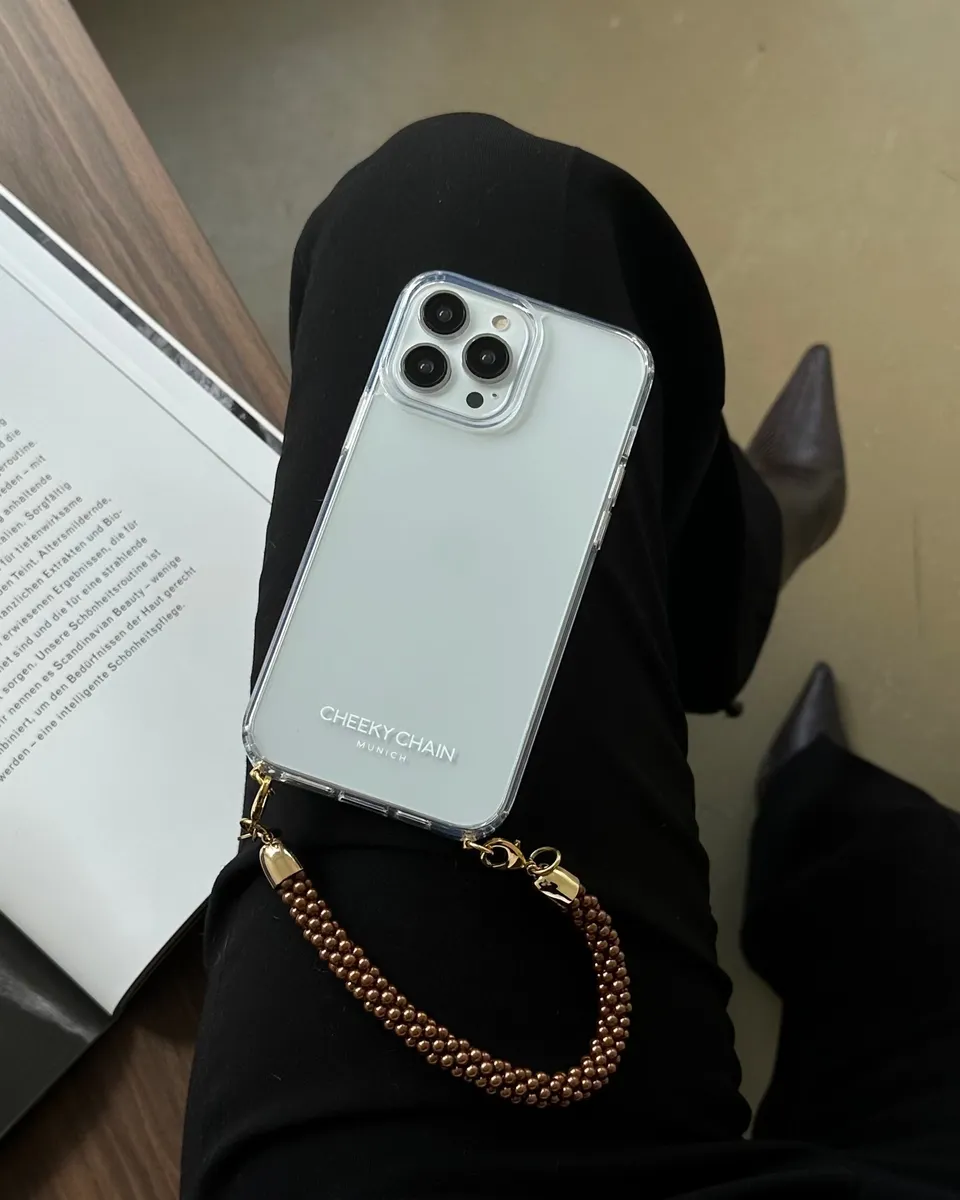 cheeky-chain-munich-handle-grace-kurze-handykette image 1