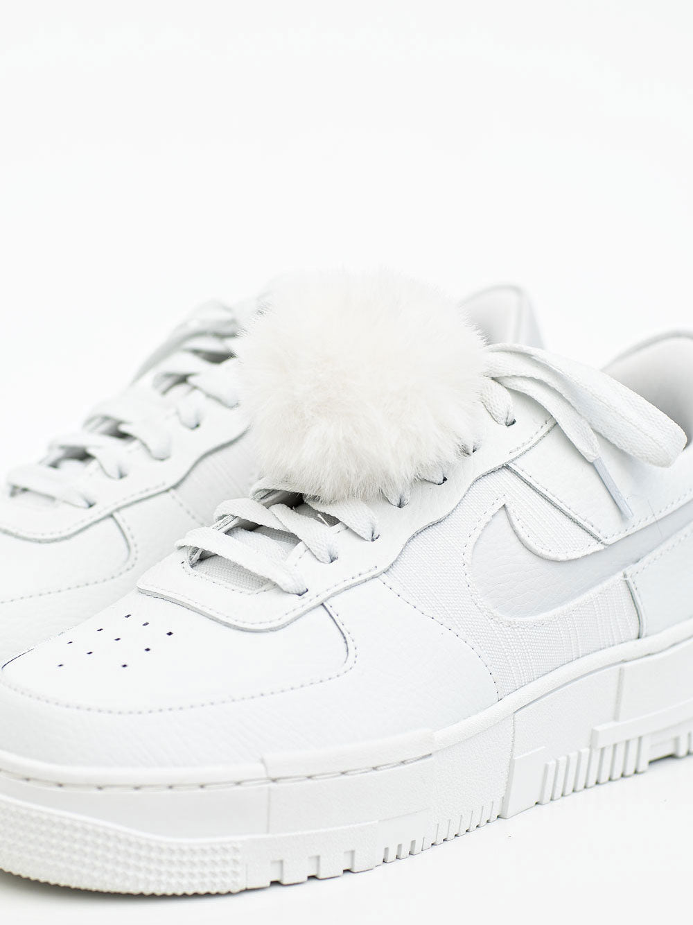 cheeky-chain-munich-sneaker-charm-pom-anh-nger-aus-fellimitat image 3