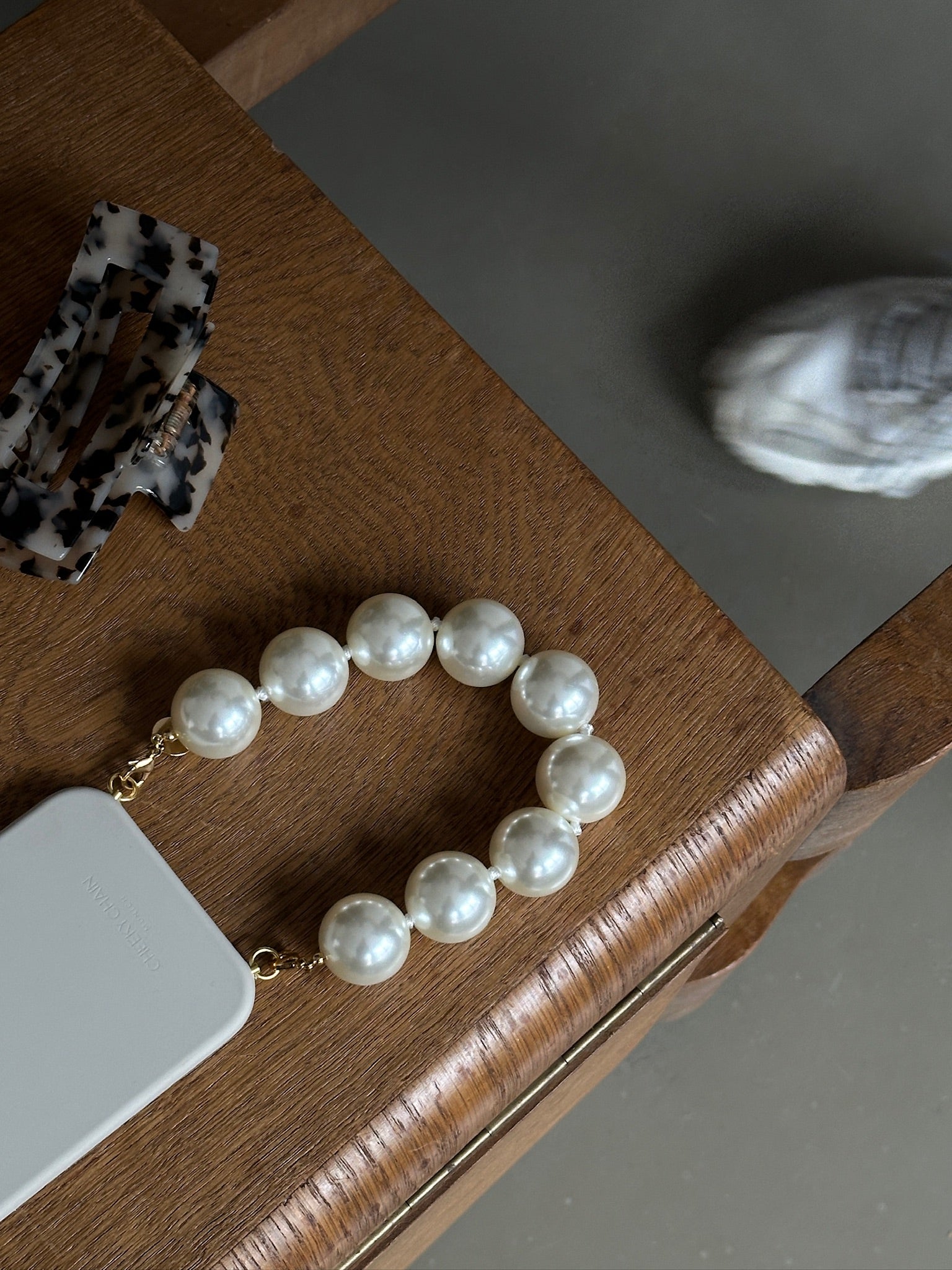 cheeky-chain-munich-handle-wilma-big-kurze-handykette-perlen image 4