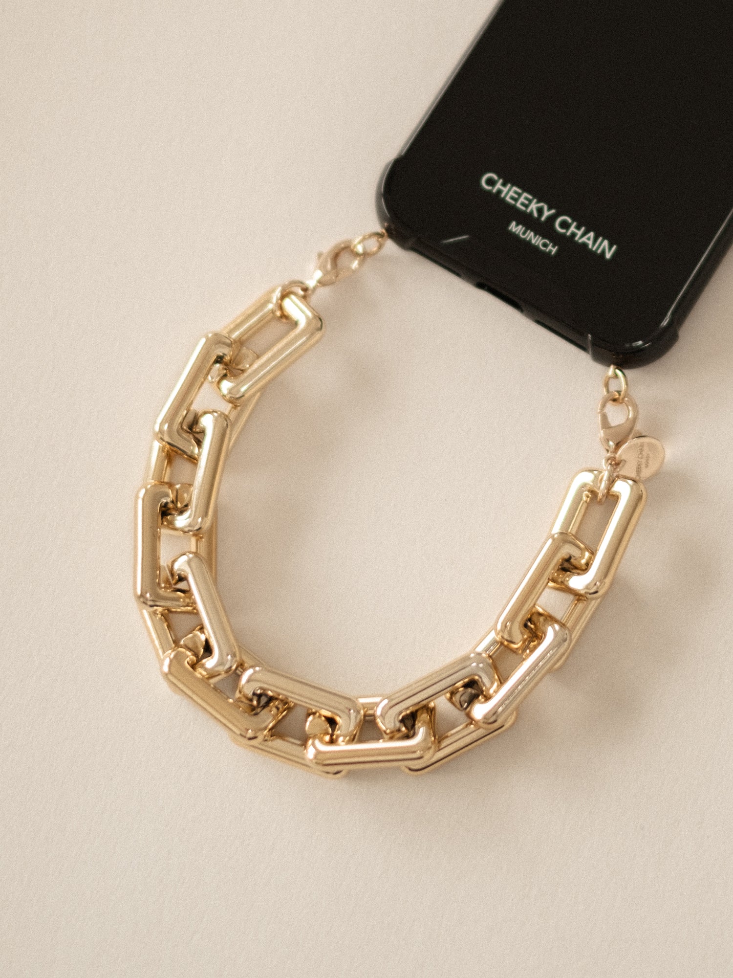 cheeky-chain-munich-handle-gold-digger-kurze-handykette image 6
