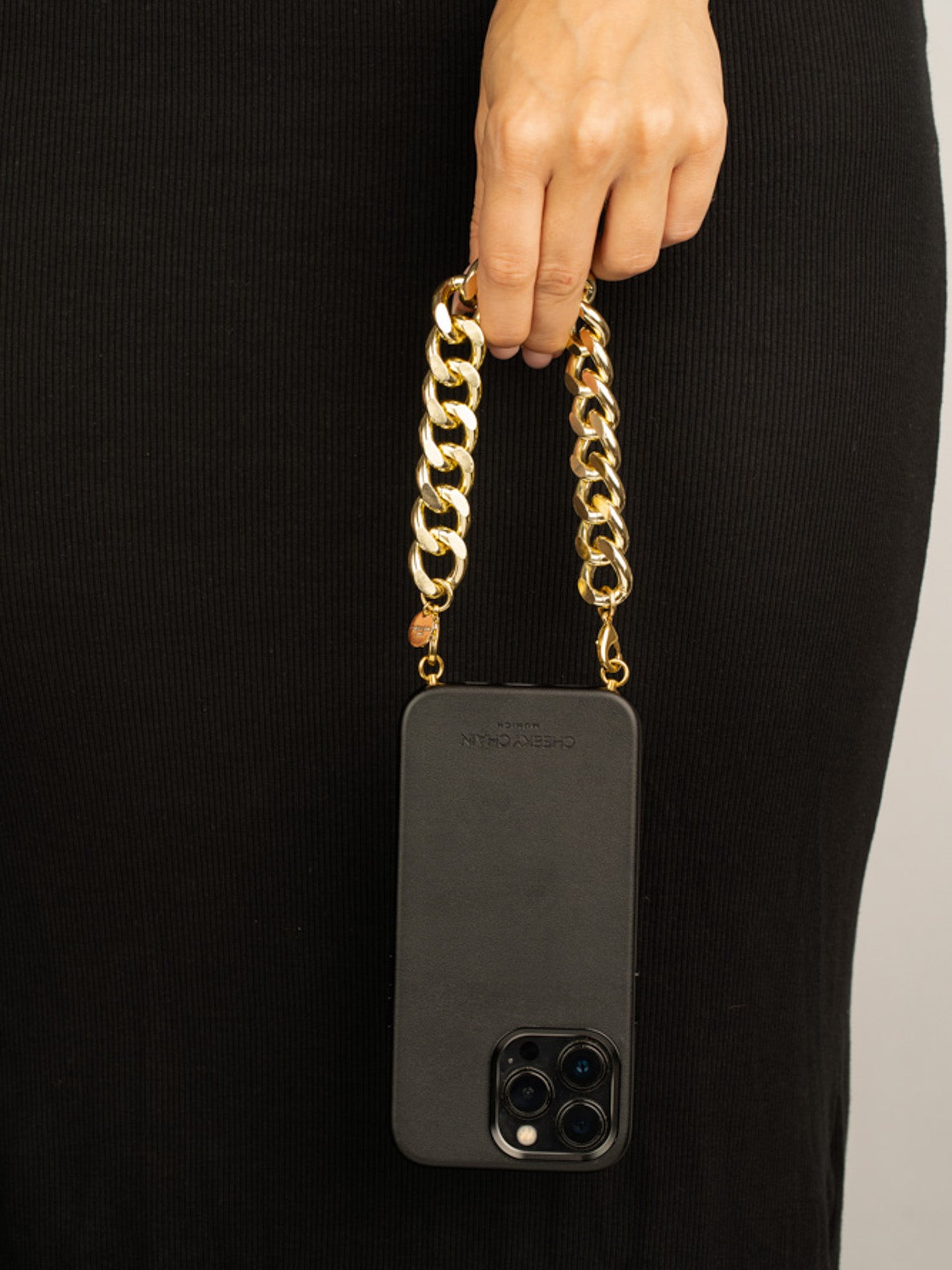 cheeky-chain-munich-handle-big-a-ap-kurze-handykette image 2