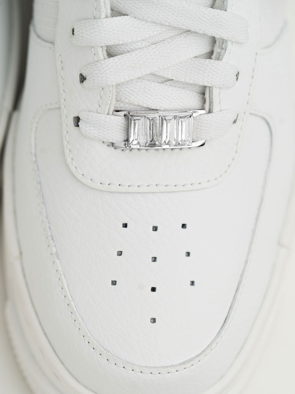 cheeky-chain-munich-sneaker-dubrae-baguette-sneaker-schmuck image 3