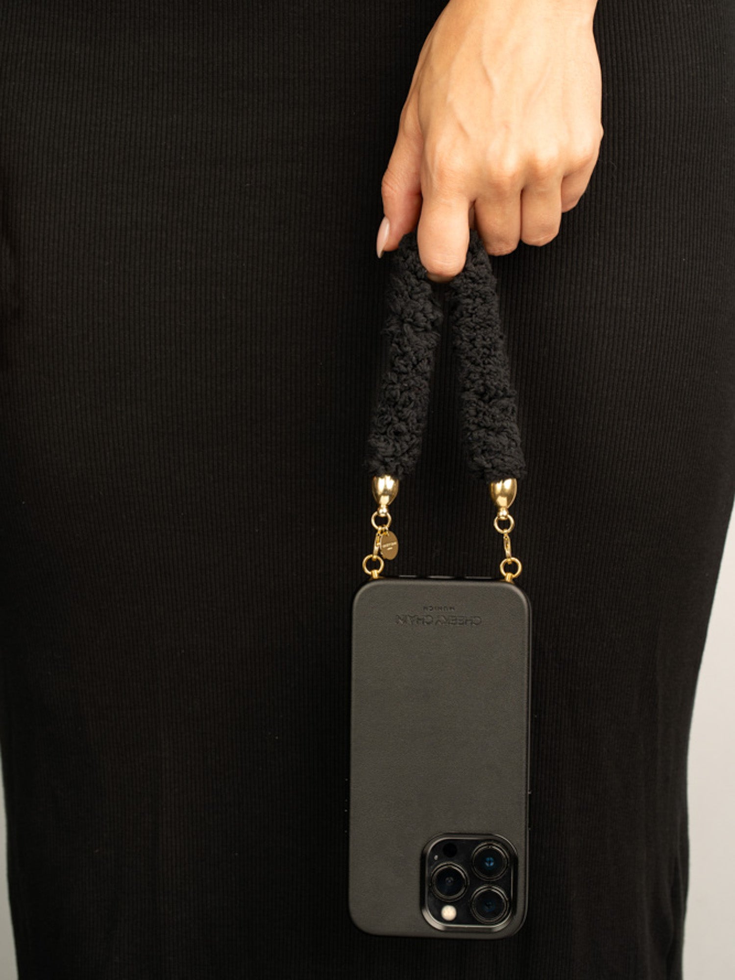 cheeky-chain-munich-handle-teddy-kurze-handykette-textil image 4