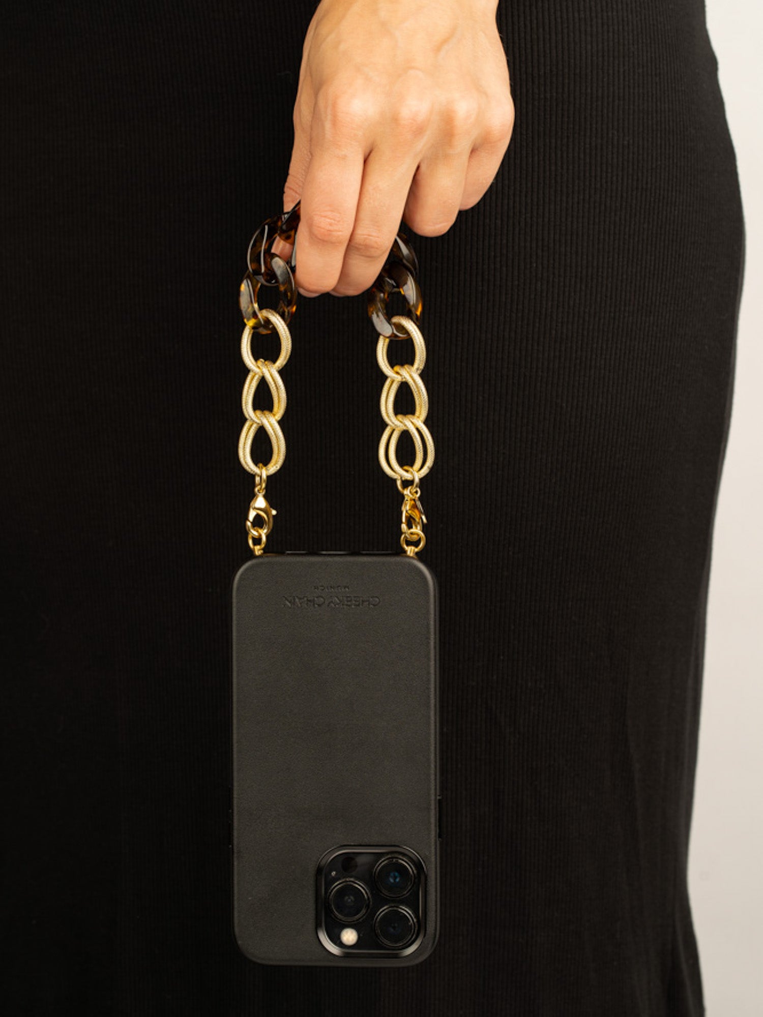 cheeky-chain-munich-handle-frida-kurze-handykette image 2