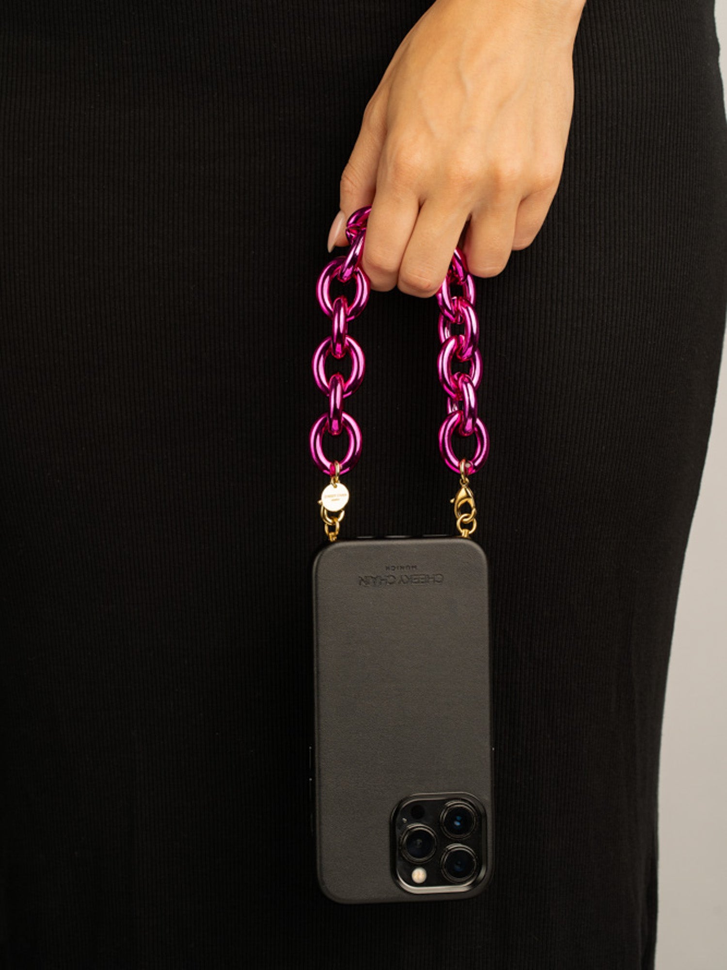 cheeky-chain-munich-handle-chunky-metallic-kurze-handy-handschlaufe image 4
