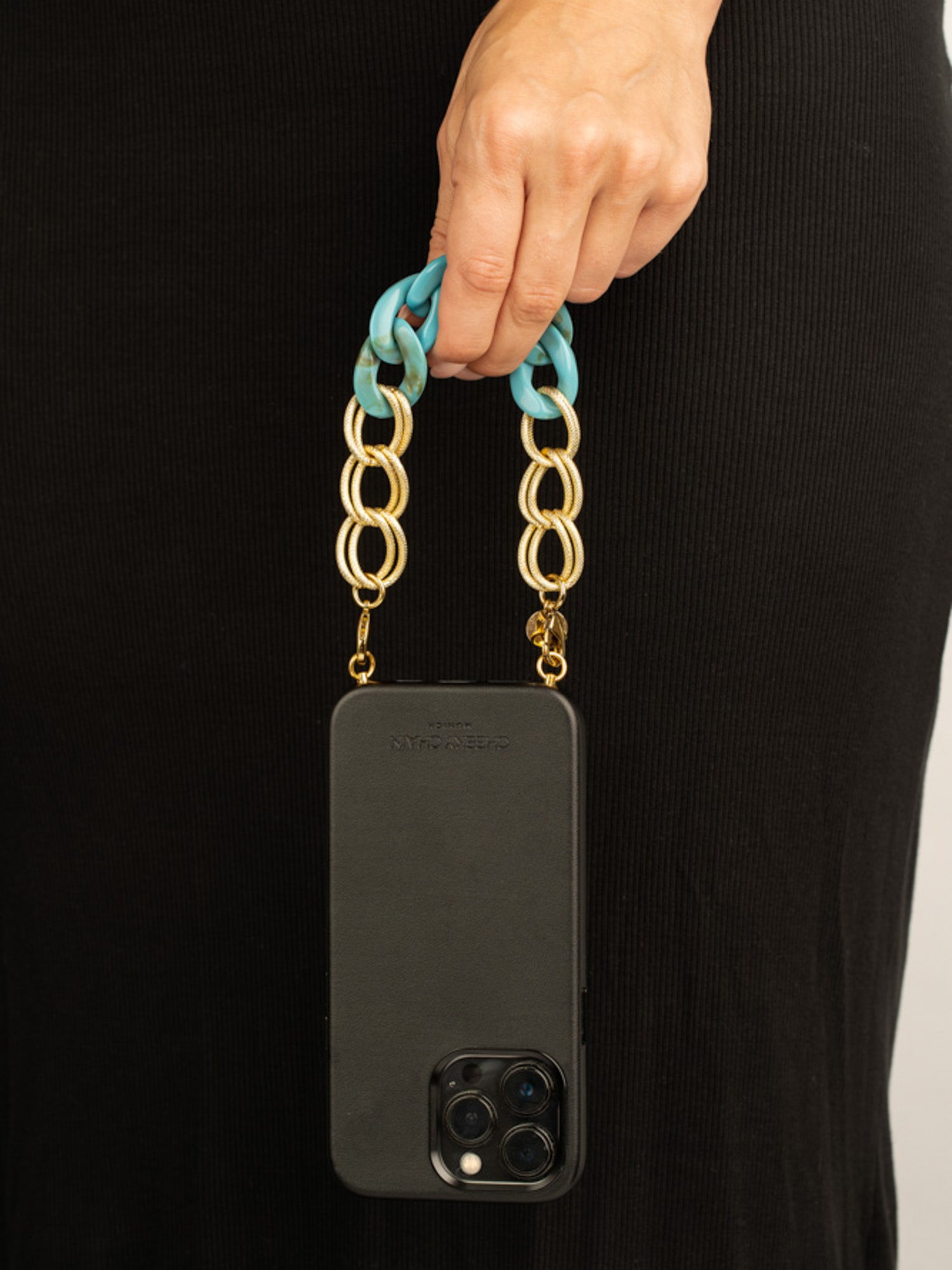 cheeky-chain-munich-handle-frida-kurze-handykette image 6