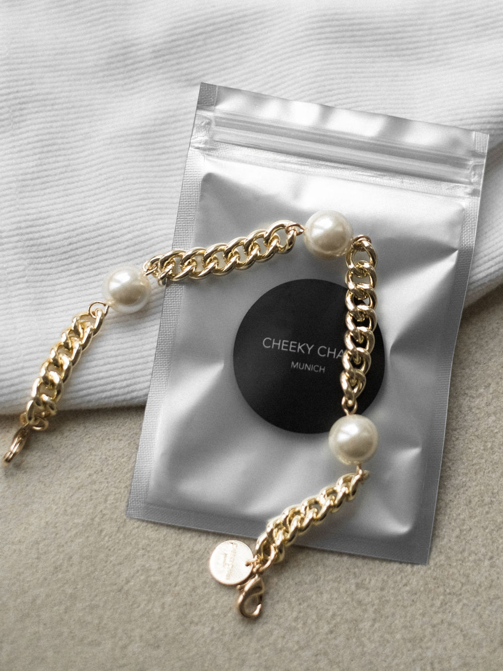 cheeky-chain-munich-handle-liv-kurze-handy-handschlaufe image 2