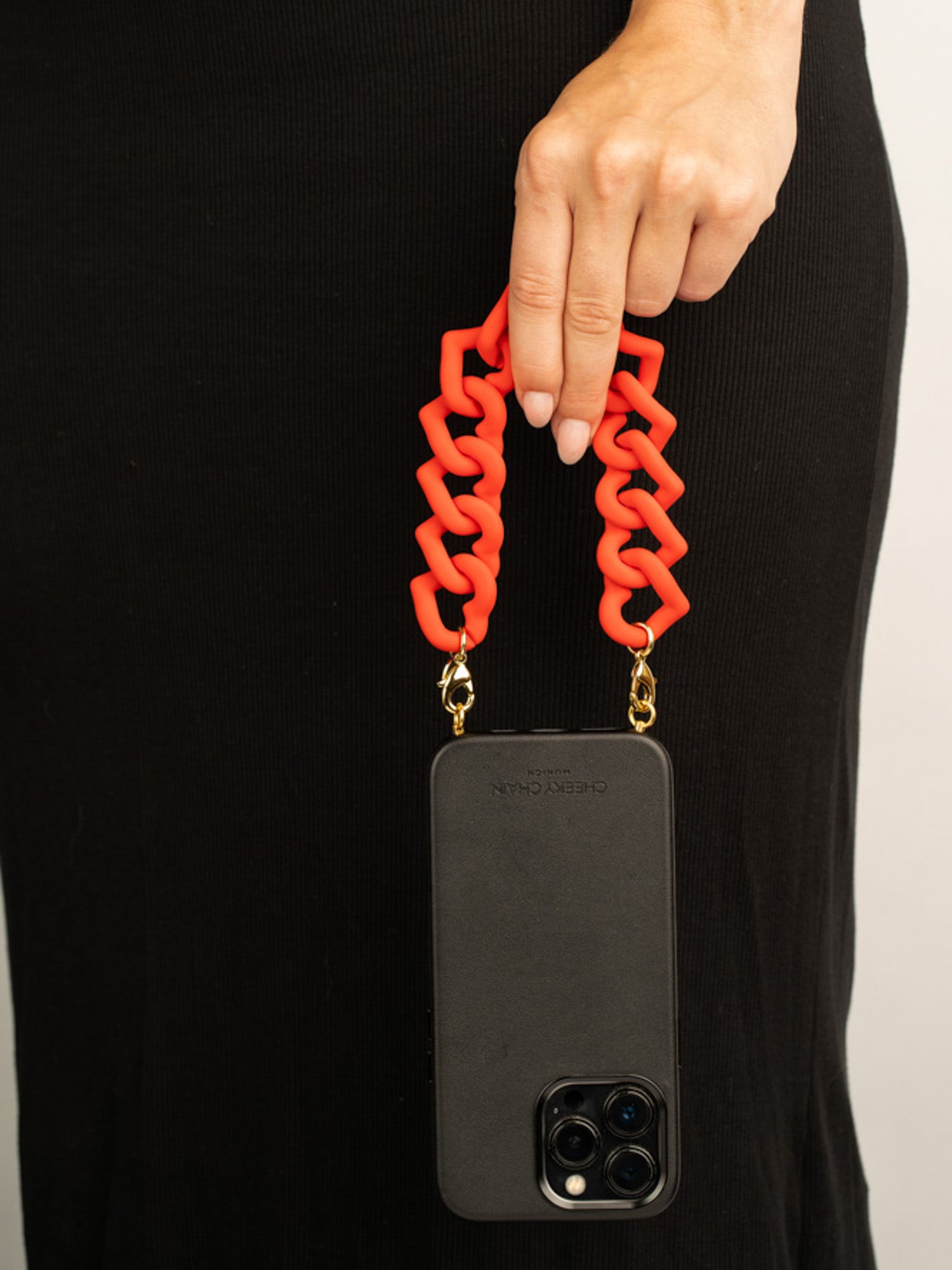 cheeky-chain-munich-handle-chunky-heart-kurze-statement-handykette image 2