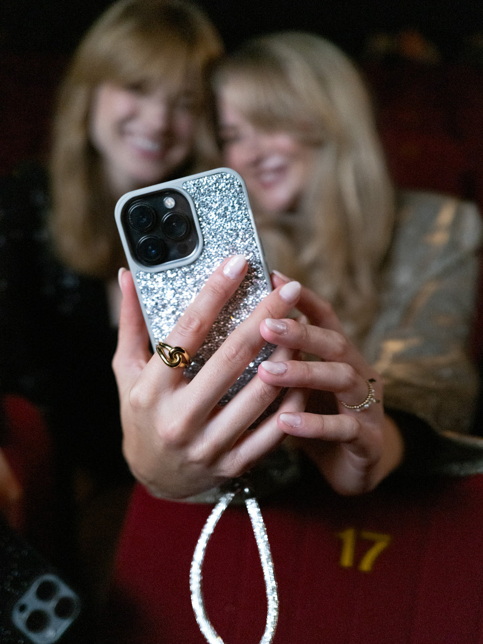 cheeky-chain-munich-crystals-case-silver-f-r-iphone-15 image 6