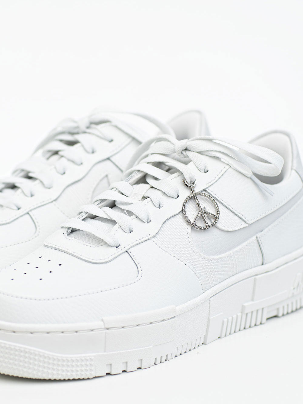 cheeky-chain-munich-sneaker-charm-peace-einzeln image 2