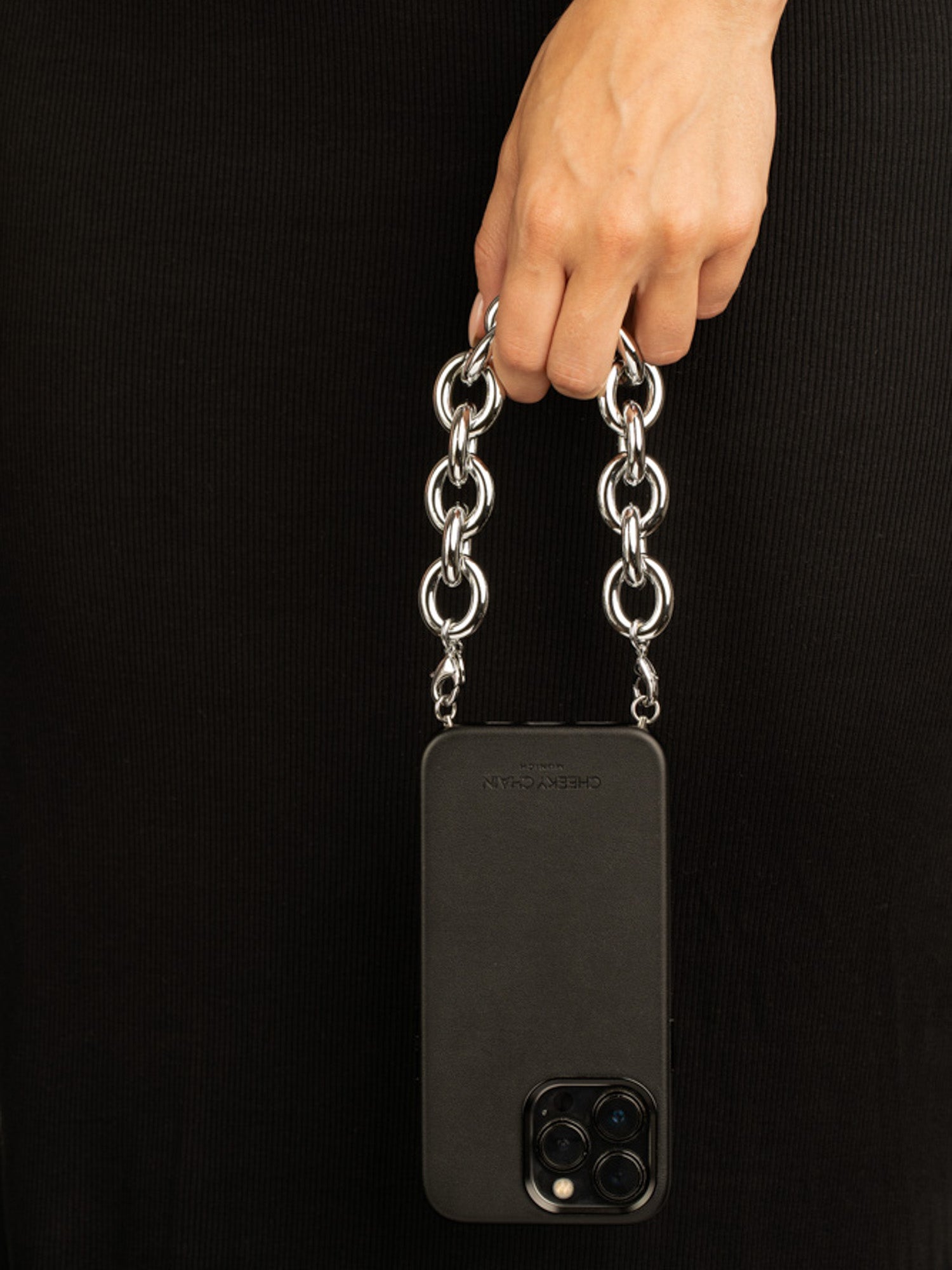 cheeky-chain-munich-handle-chunky-kurze-handykette-acryl image 5