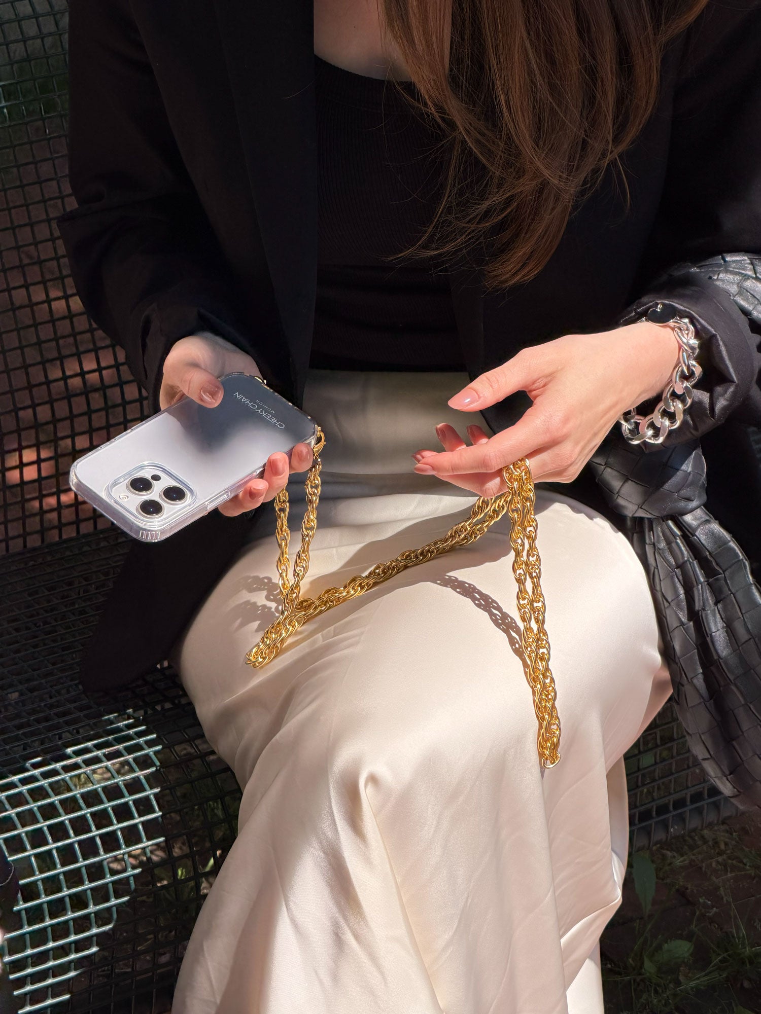 cheeky-chain-munich-gretl-crossbody-handykette-125-cm-ankerkette-aluminium-nicke image 4