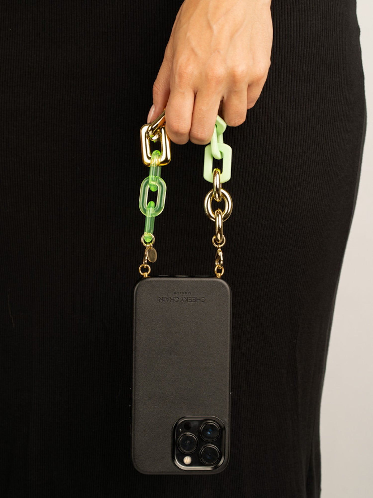 cheeky-chain-munich-handle-funky-kurze-handy-handgelenkkette image 4