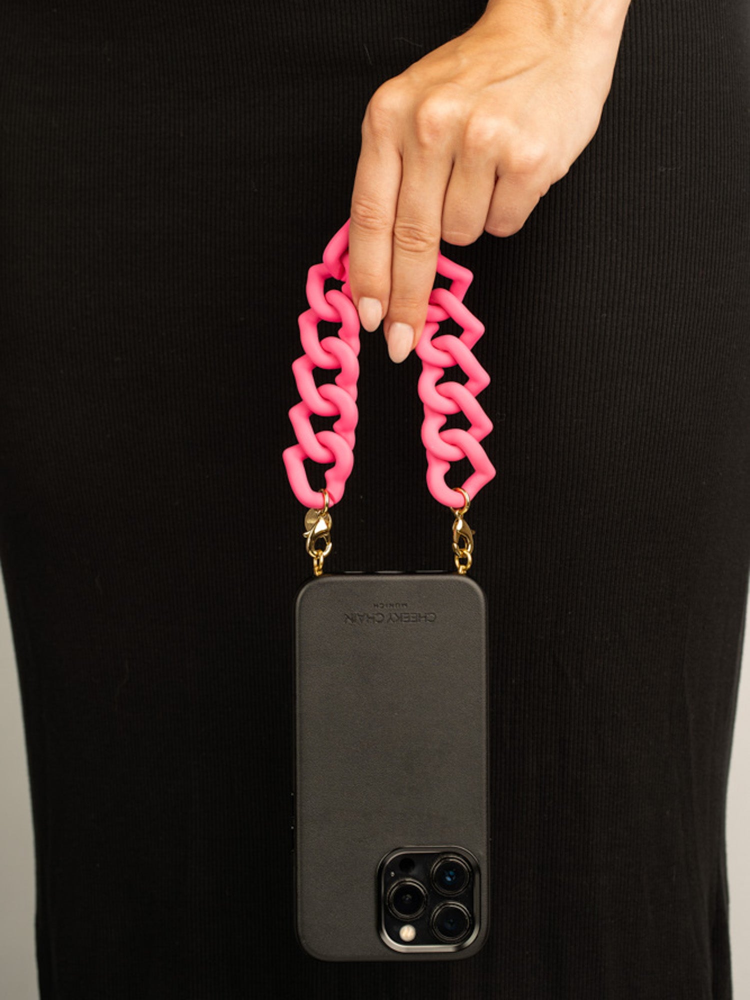 cheeky-chain-munich-handle-chunky-heart-kurze-statement-handykette image 4