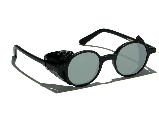 l-g-r-reunion-flap-sonnenbrille-black-matt-silver-mirror image 1