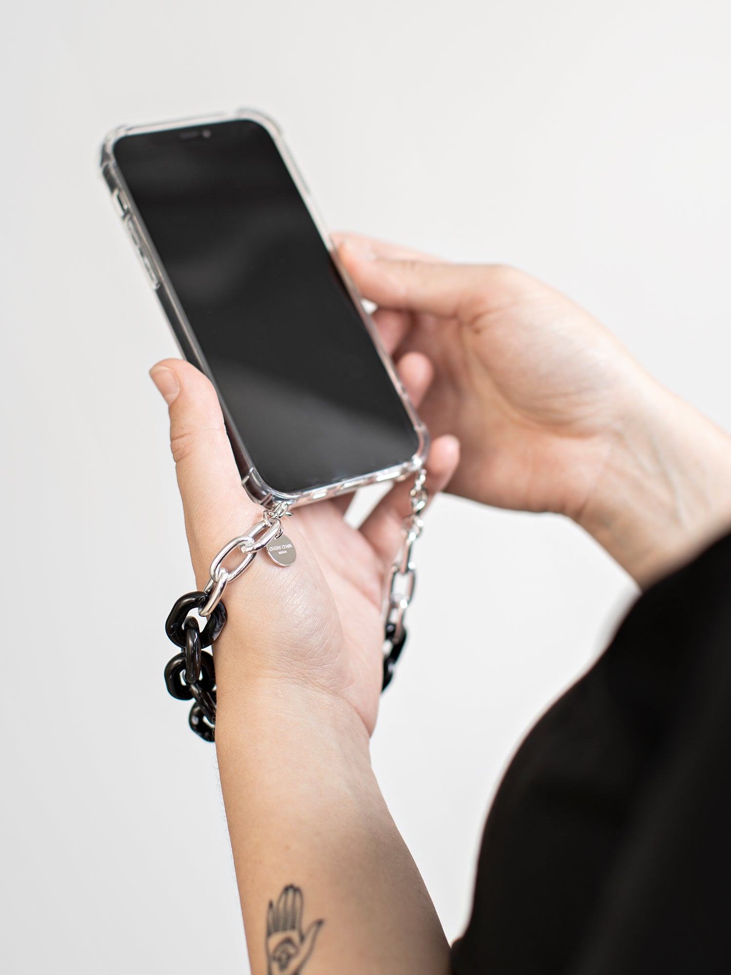 cheeky-chain-munich-handle-mathilda-kurze-handykette image 4