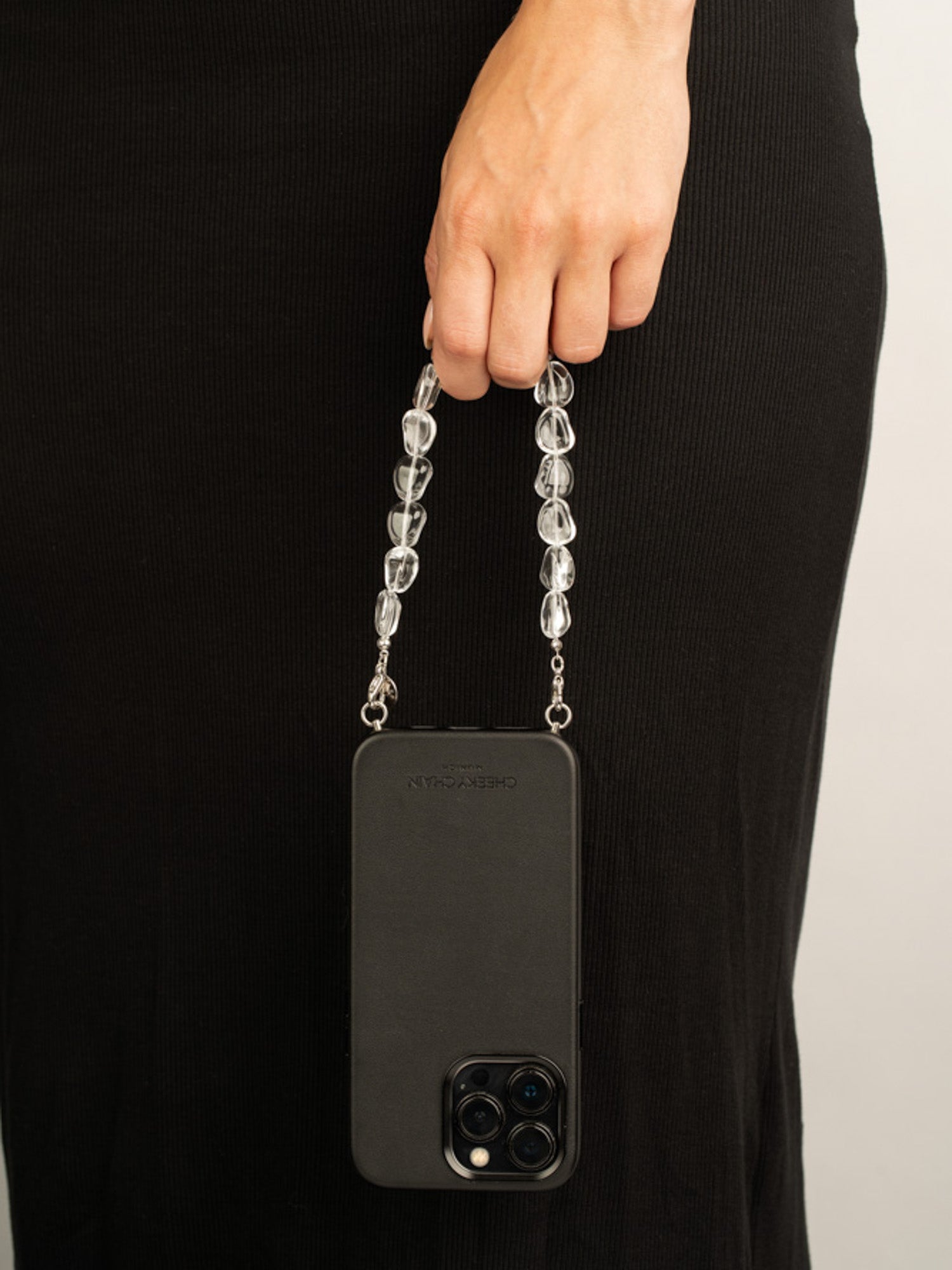 cheeky-chain-munich-handle-h2o-kurze-handy-kette-aus-glasperlen image 2