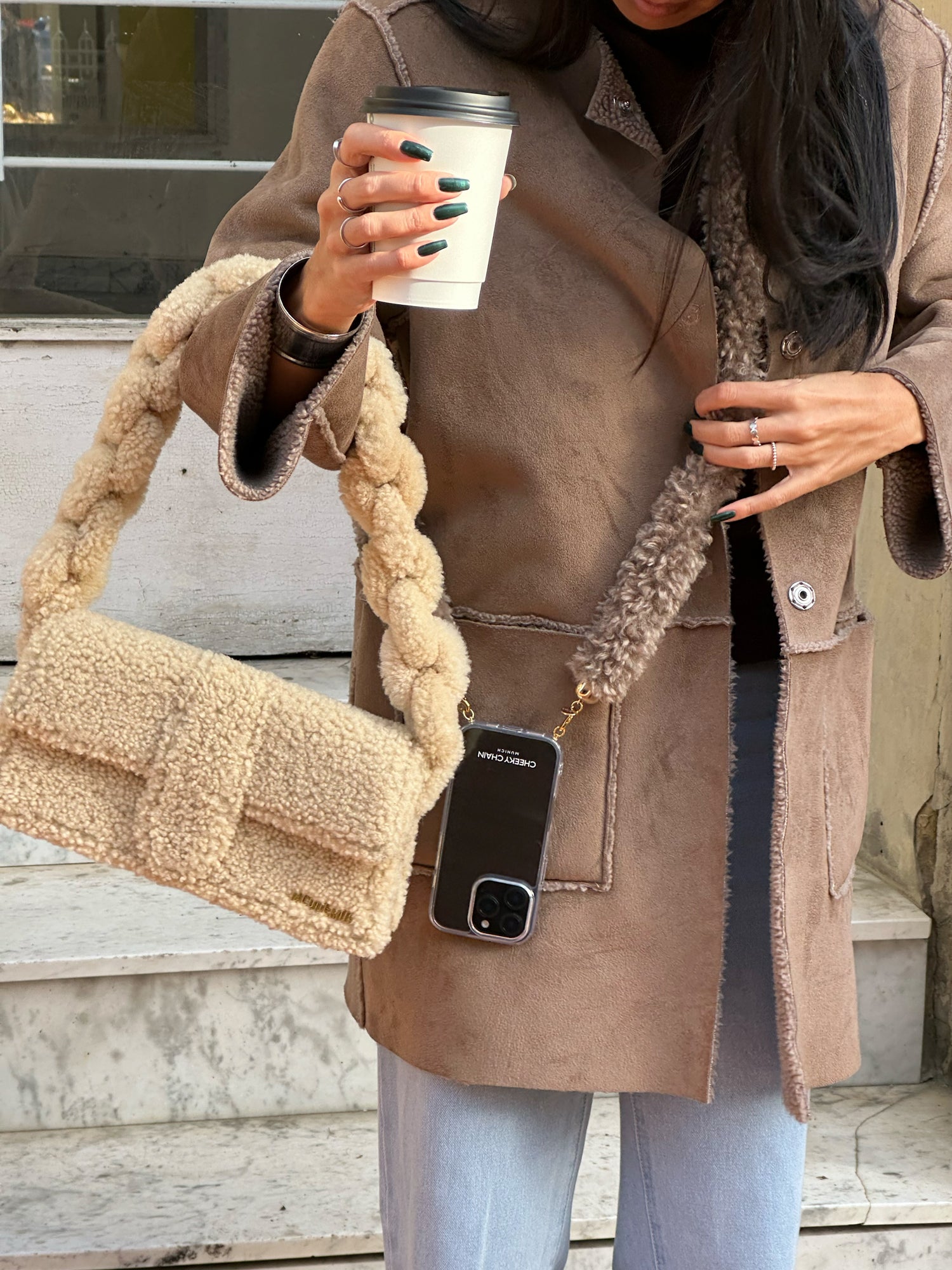 cheeky-chain-munich-crossbody-strap-bobby-flauschige-umh-ngekette image 3