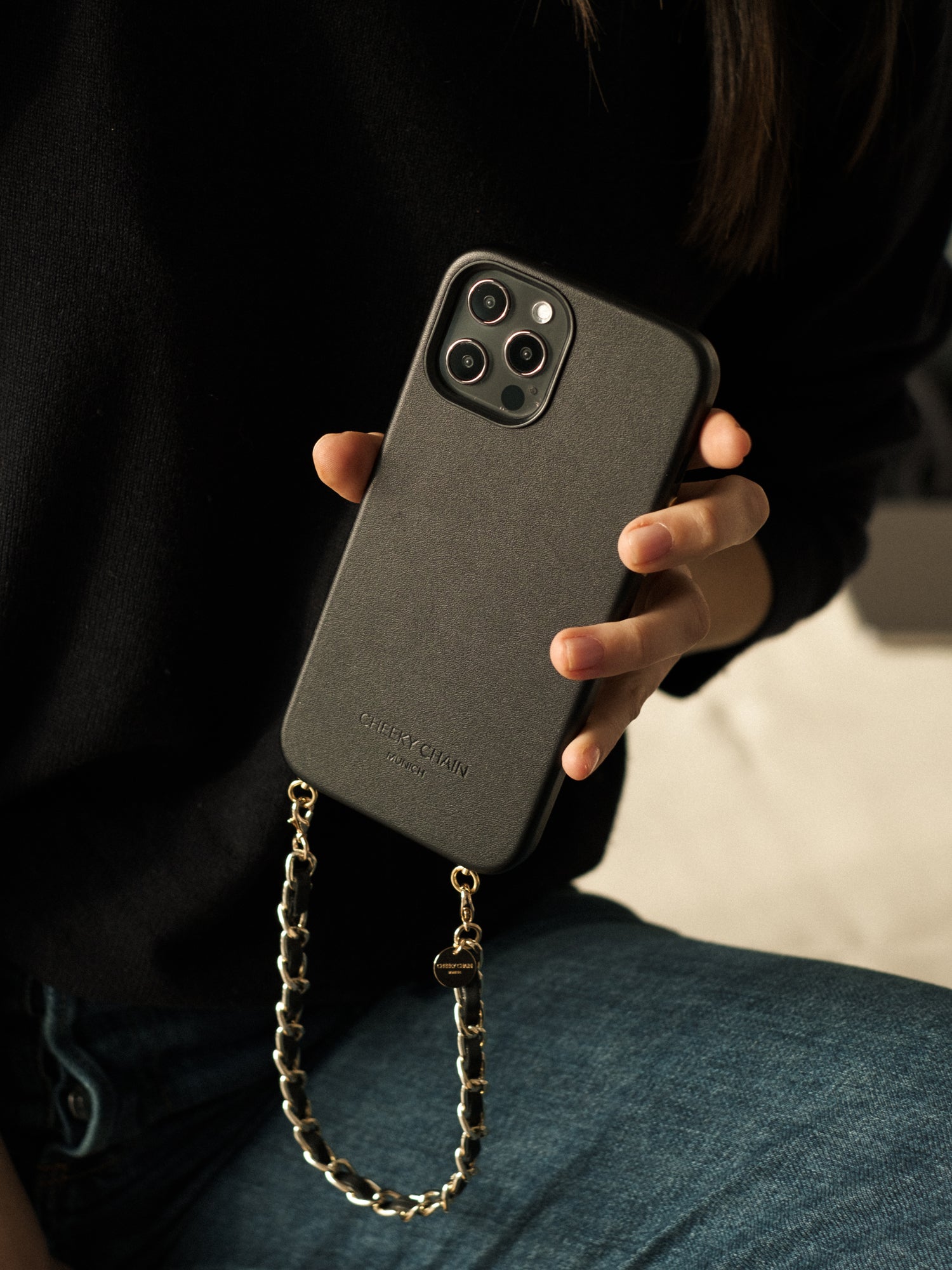cheeky-chain-munich-vegan-leather-case-black-f-r-iphone-14-plus image 5