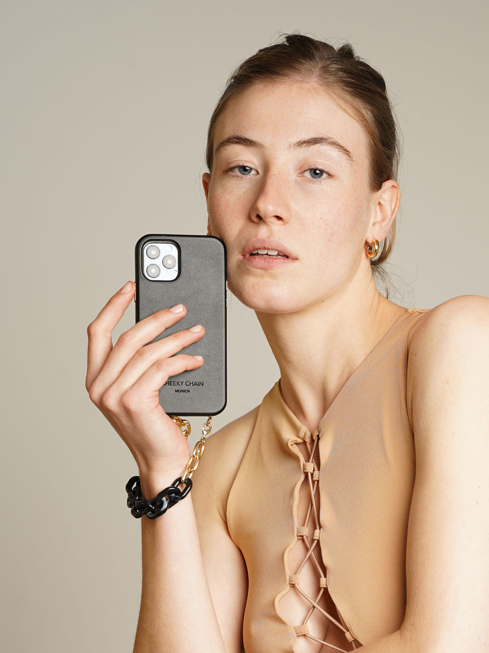 cheeky-chain-munich-vegan-leather-case-black-f-r-iphone-14-plus image 2