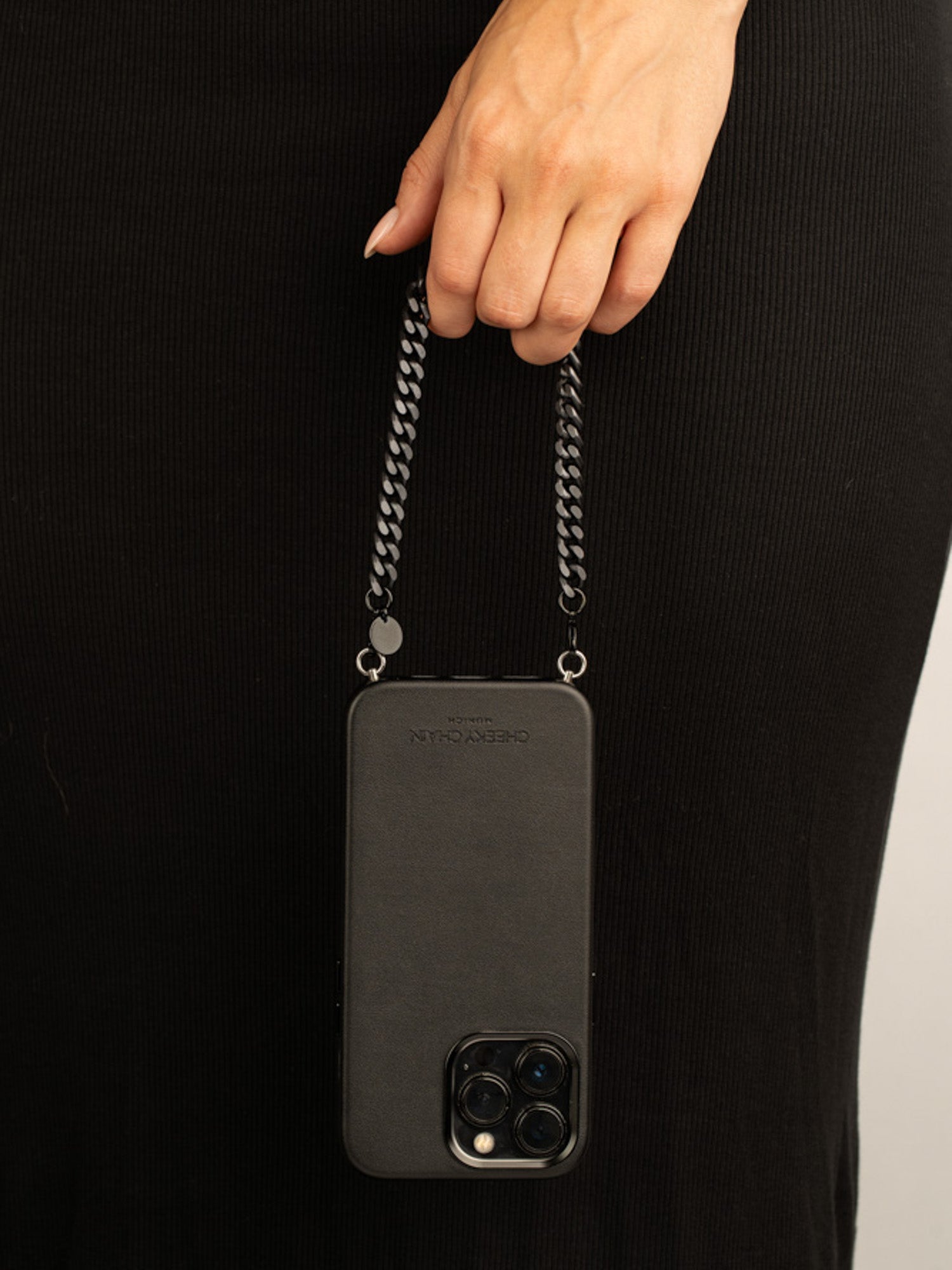cheeky-chain-munich-handle-a-ap-kurze-handykette image 6