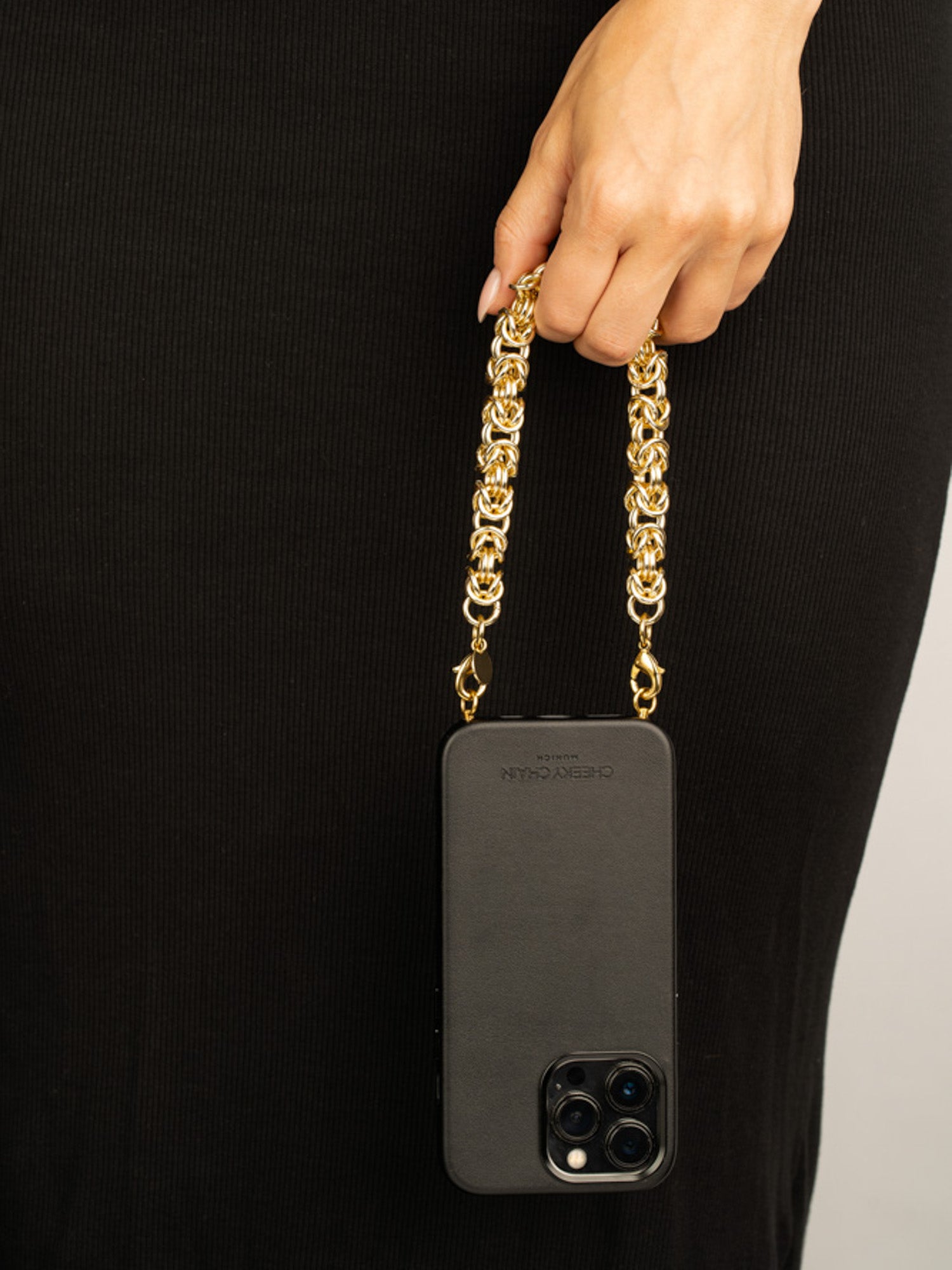 cheeky-chain-munich-handle-elizabeth-kurze-handykette image 2