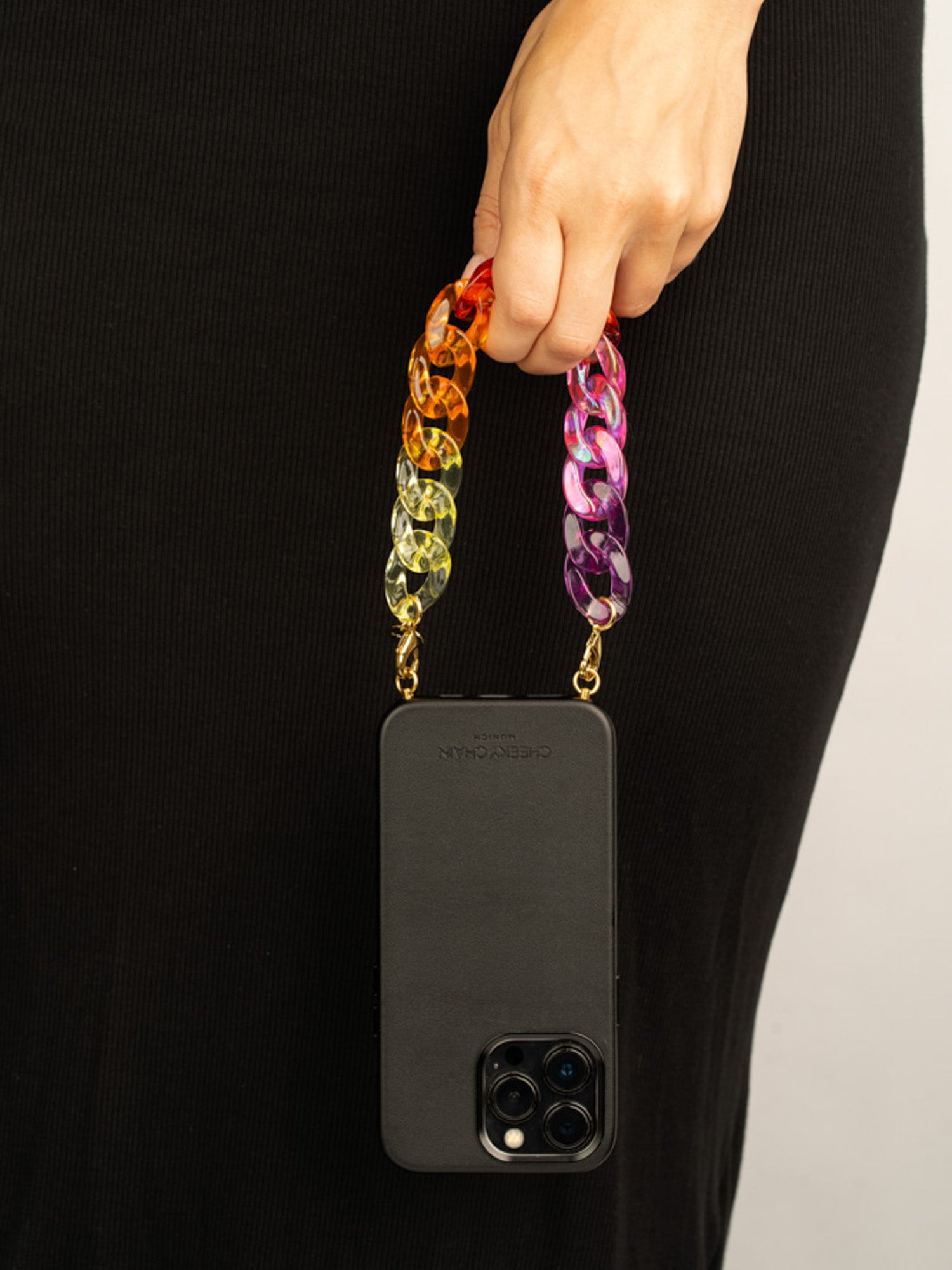 cheeky-chain-munich-handle-malibu-kurze-handykette image 2