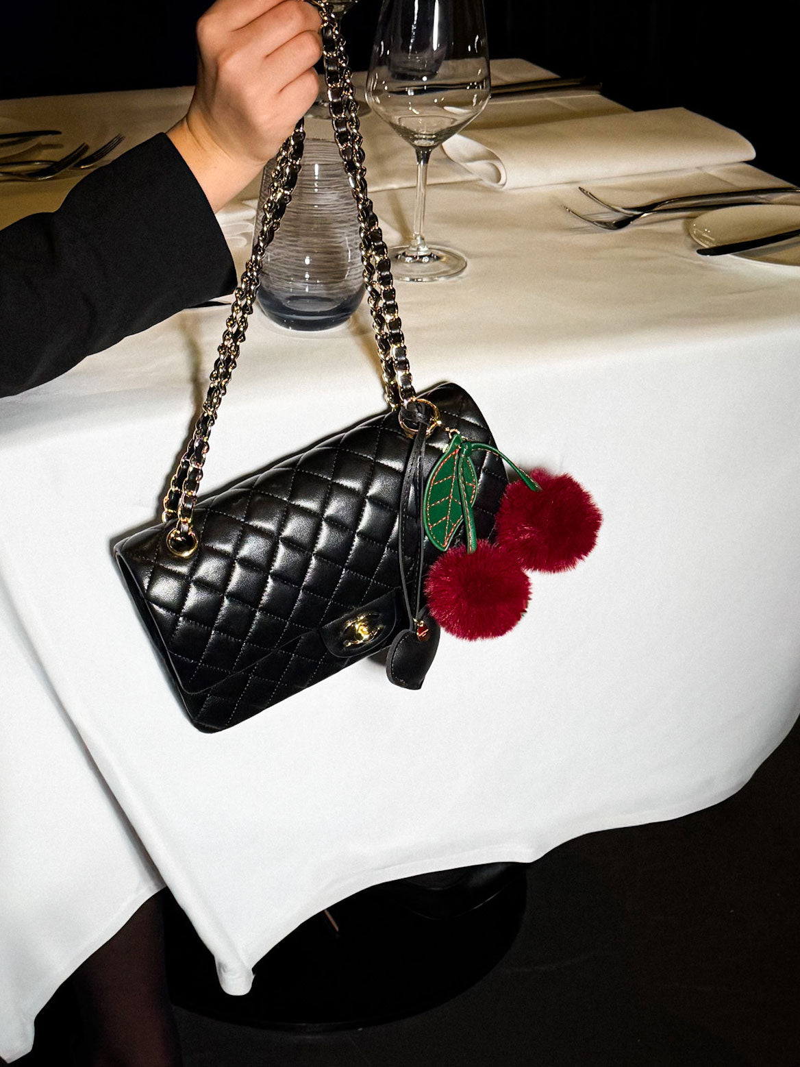 cheeky-chain-munich-bag-charm-furry-cherry-taschenanh-nger image 3