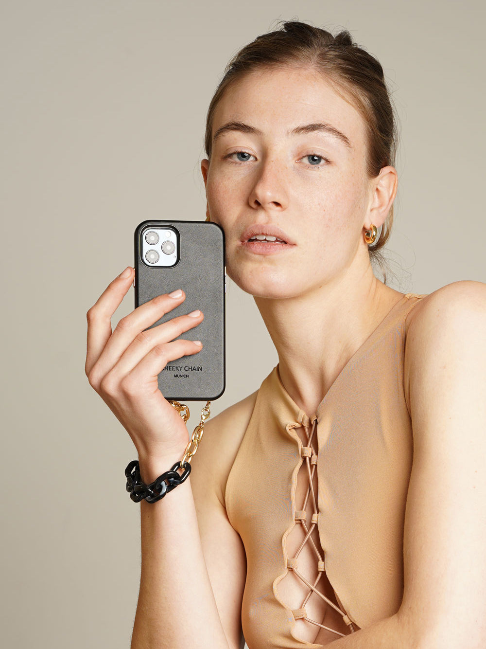 cheeky-chain-munich-handle-mathilda-kurze-handykette image 2