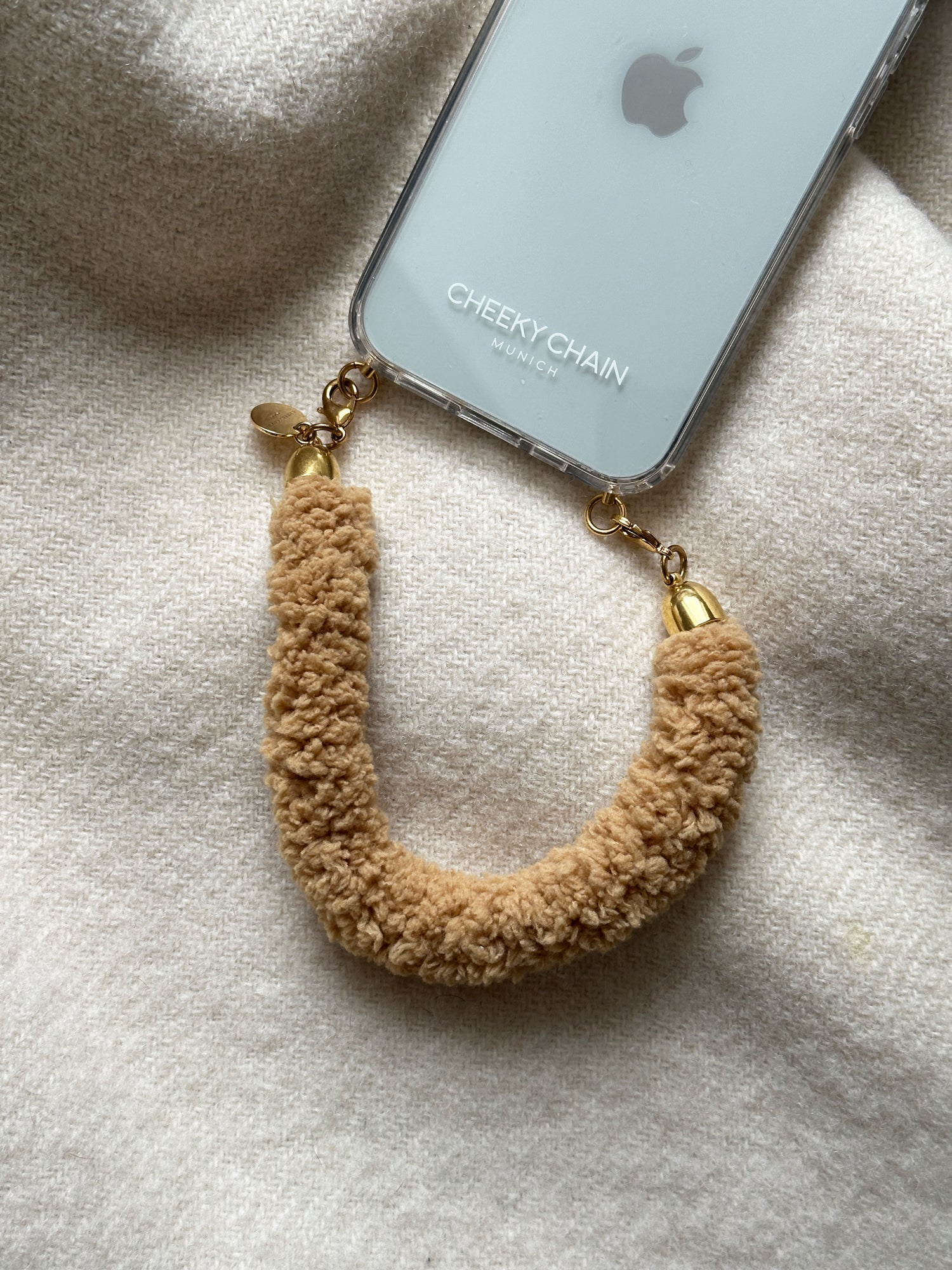 cheeky-chain-munich-handle-teddy-kurze-handykette-textil image 7
