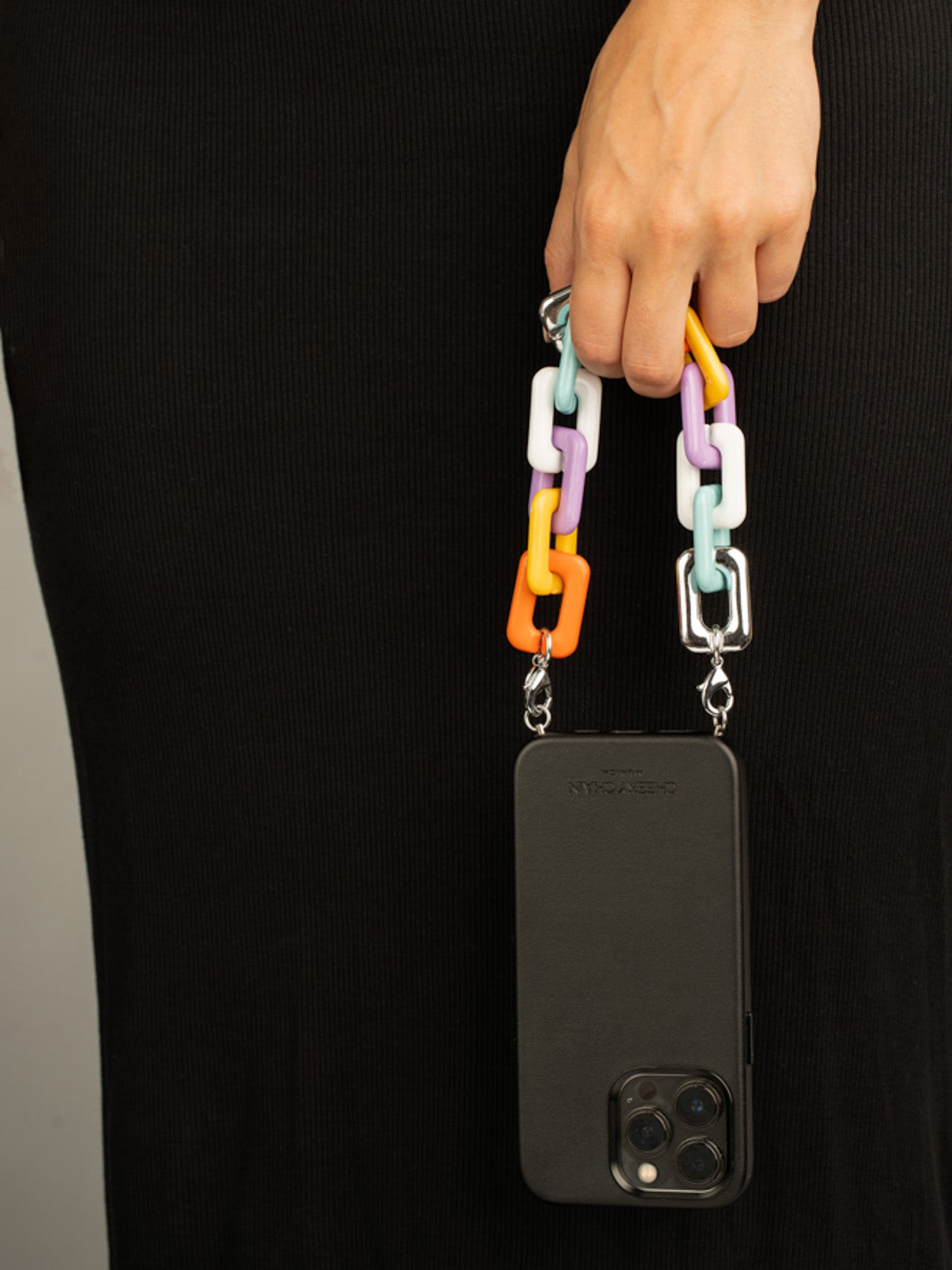 cheeky-chain-munich-handle-twiggy-multicolor-kurze-handykette image 2