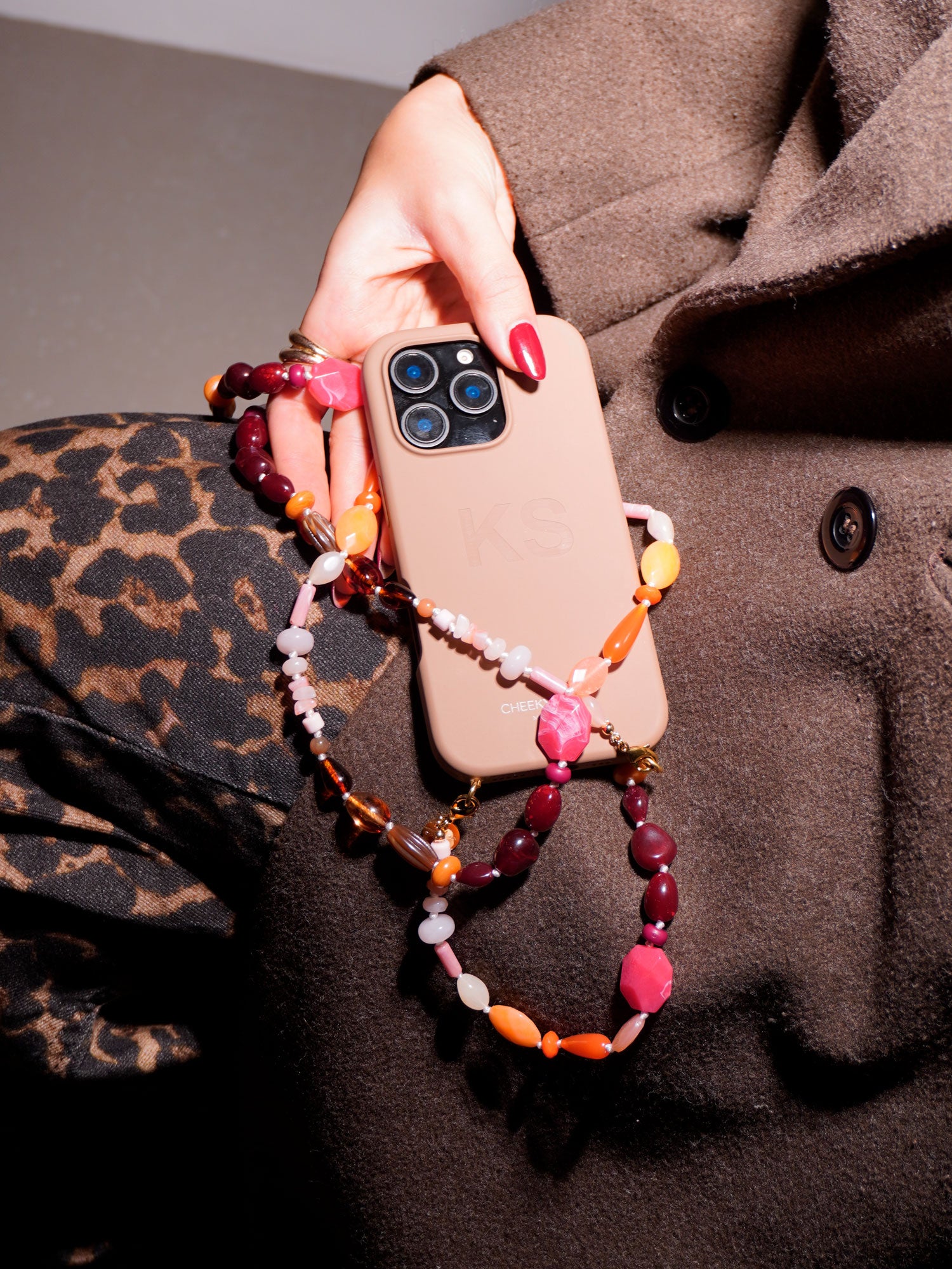 cheeky-chain-munich-terra-crossbody-handykette-perlen image 4