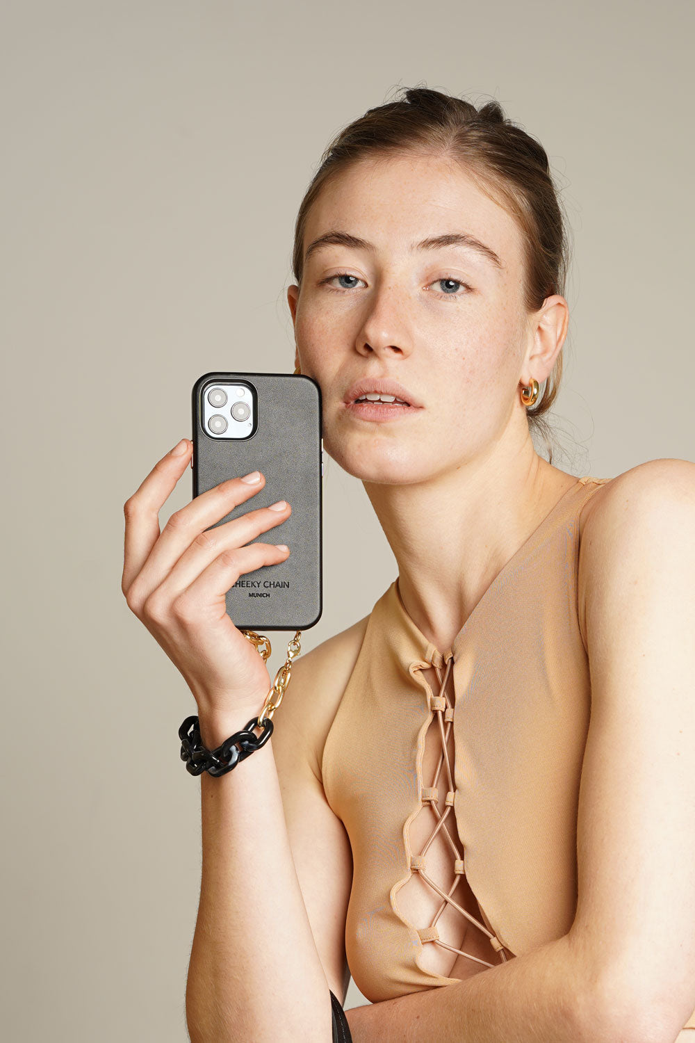cheeky-chain-munich-vegan-leather-case-black-iphone-13-mini image 2
