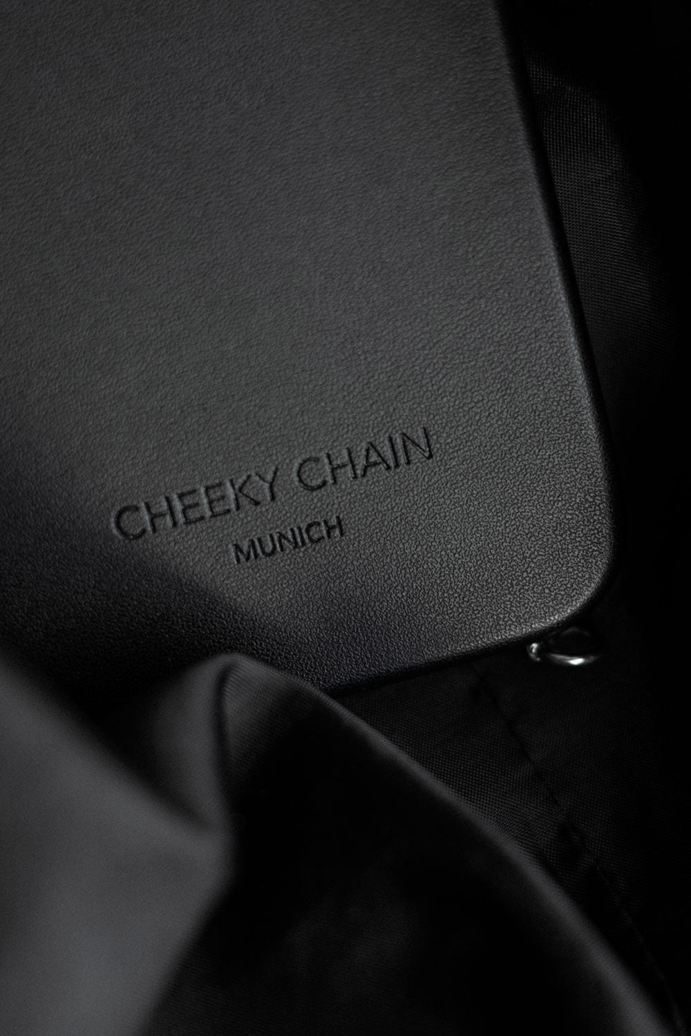 cheeky-chain-munich-vegan-leather-case-black-iphone-13-mini image 5