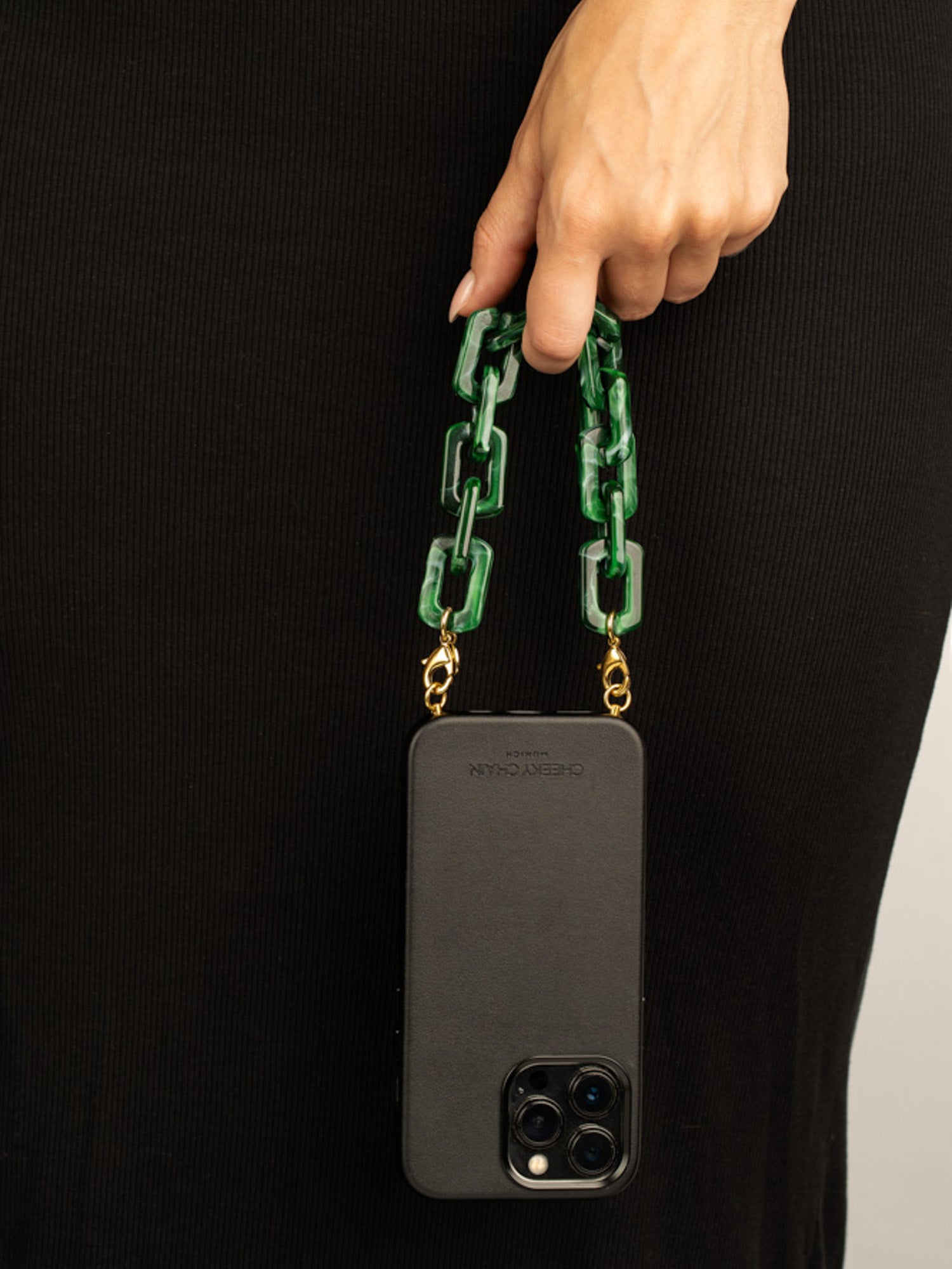 cheeky-chain-munich-handle-kelly-kurze-handykette-26-cm image 8