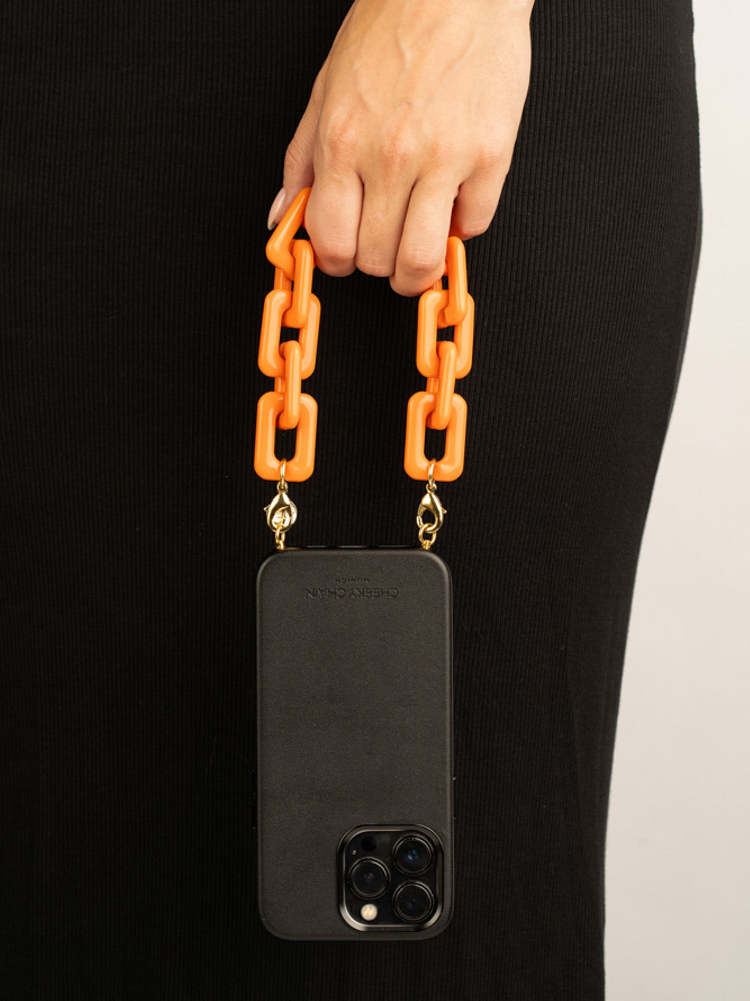 cheeky-chain-munich-handle-twiggy-kurze-handykette image 5