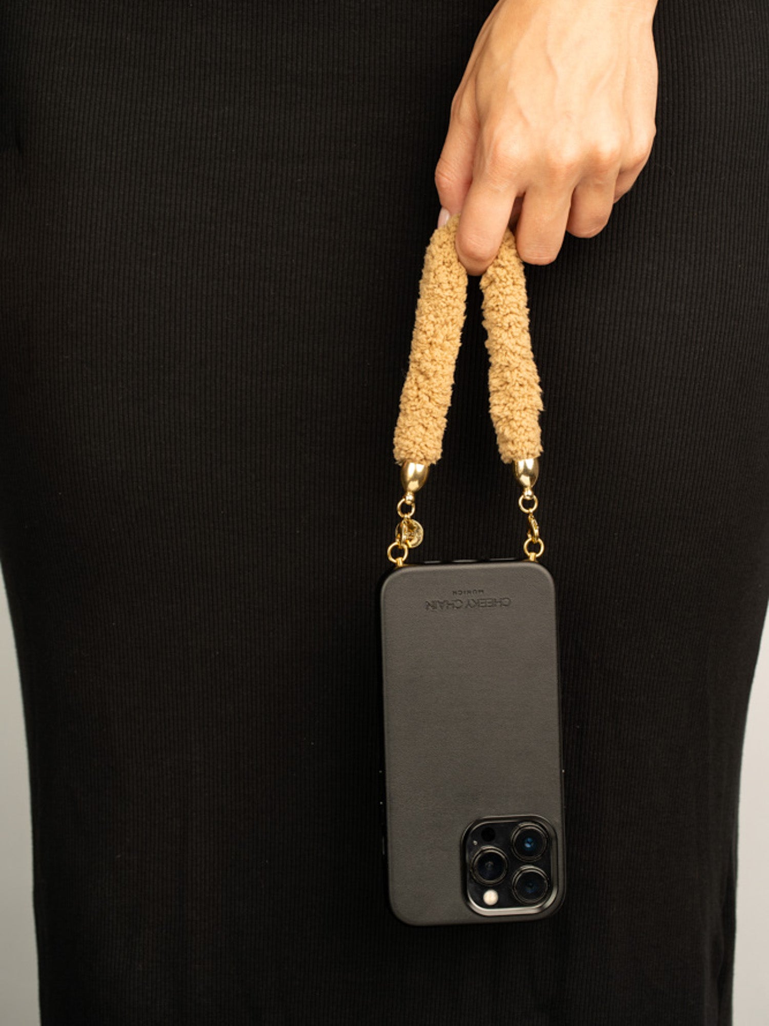 cheeky-chain-munich-handle-teddy-kurze-handykette-textil image 6