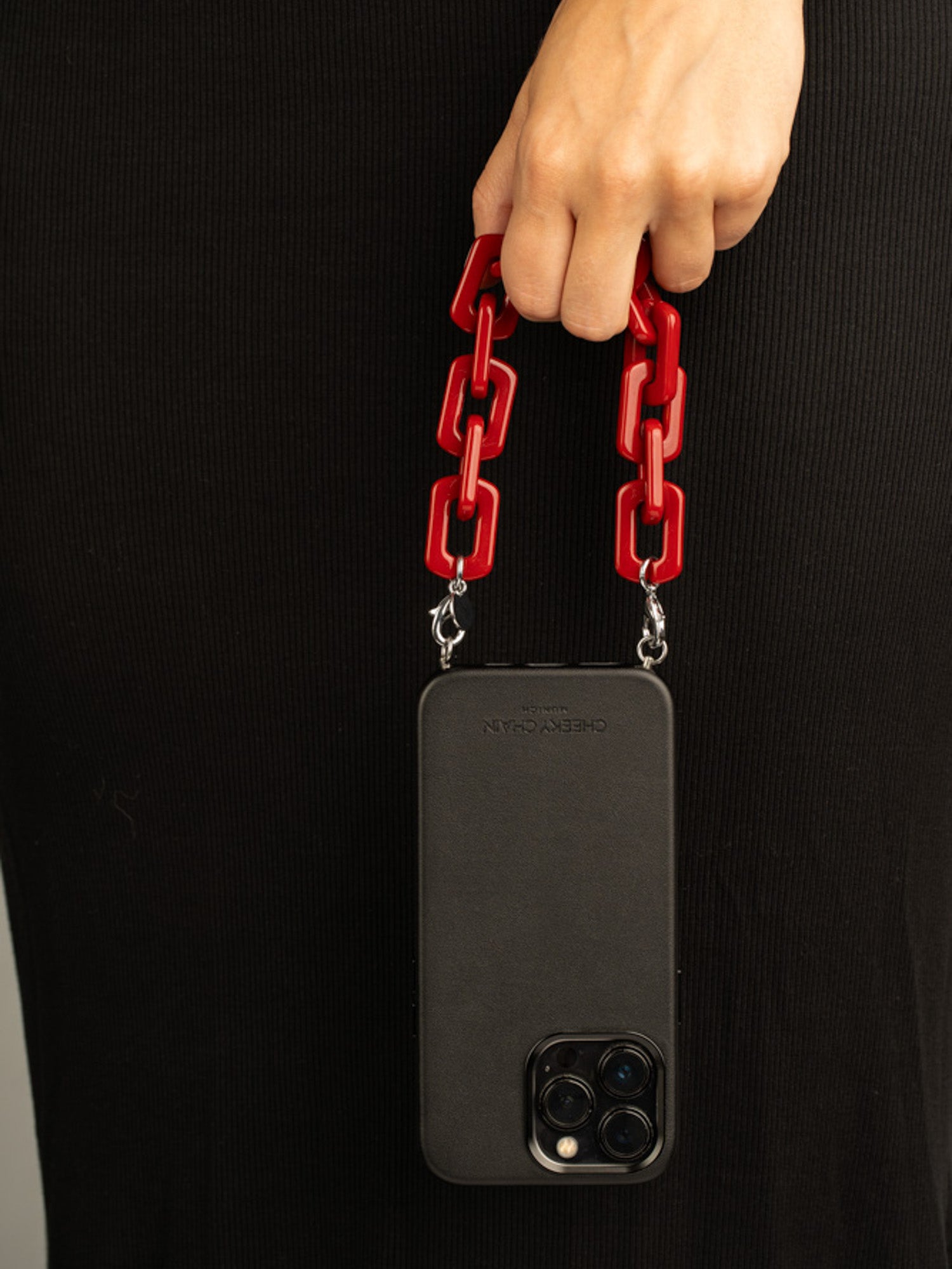 cheeky-chain-munich-handle-kelly-kurze-handykette-26-cm image 4