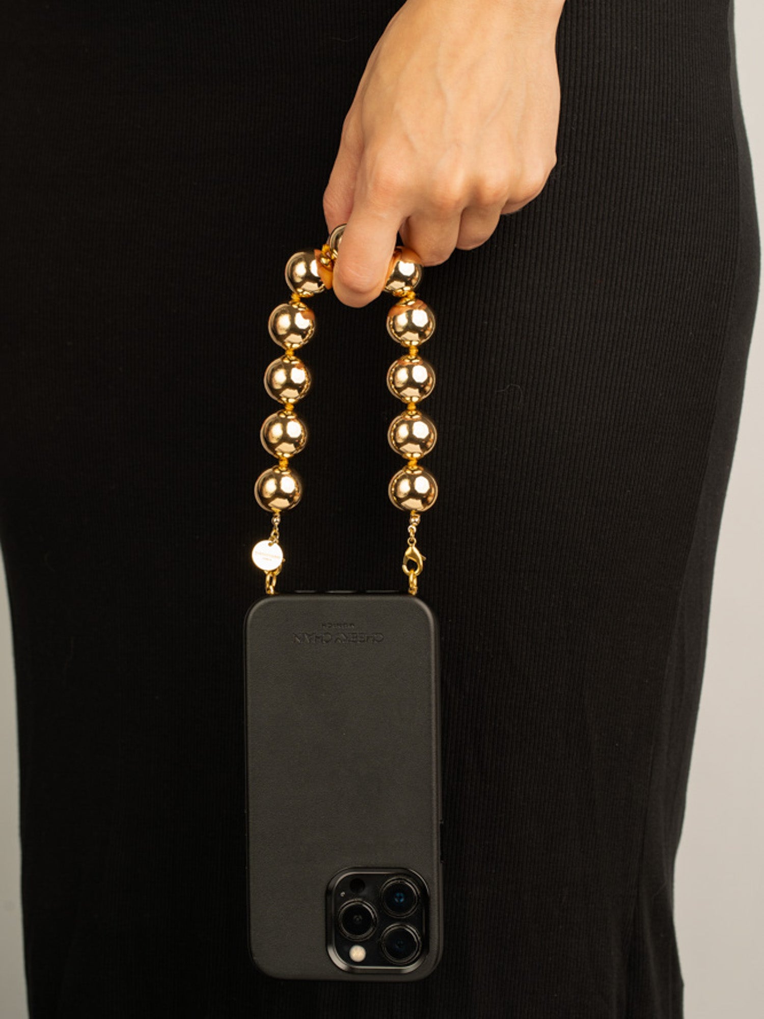 cheeky-chain-munich-handle-wilma-kurze-handykette-acryl image 4