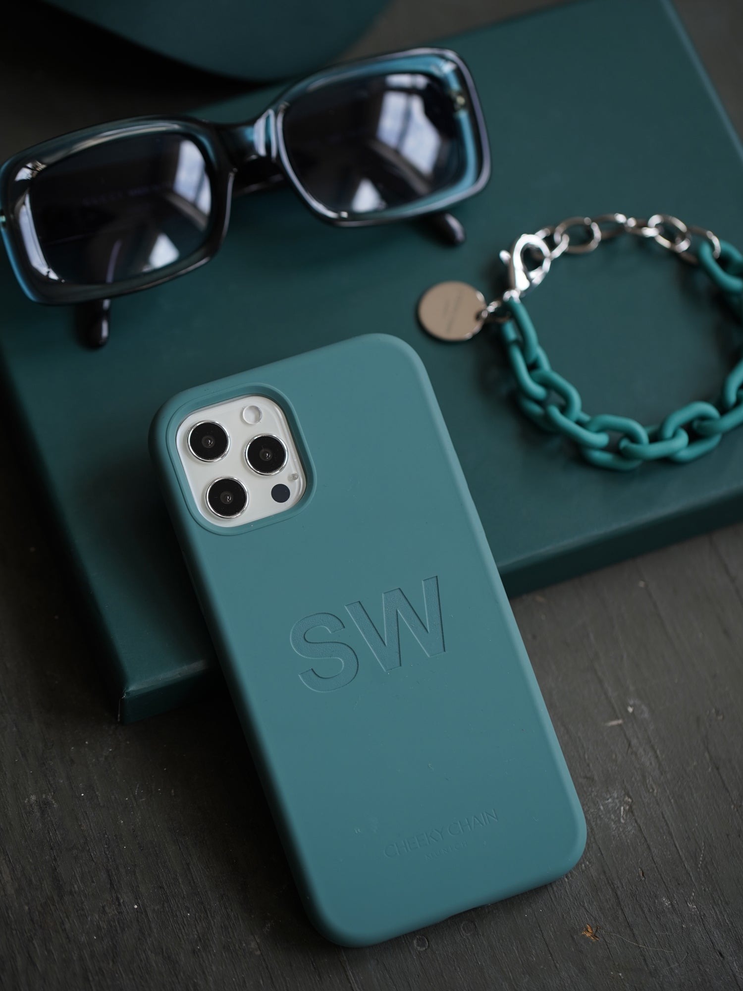 cheeky-chain-munich-silicone-case-sage-handyh-lle-f-r-iphone-15-pro-max image 2