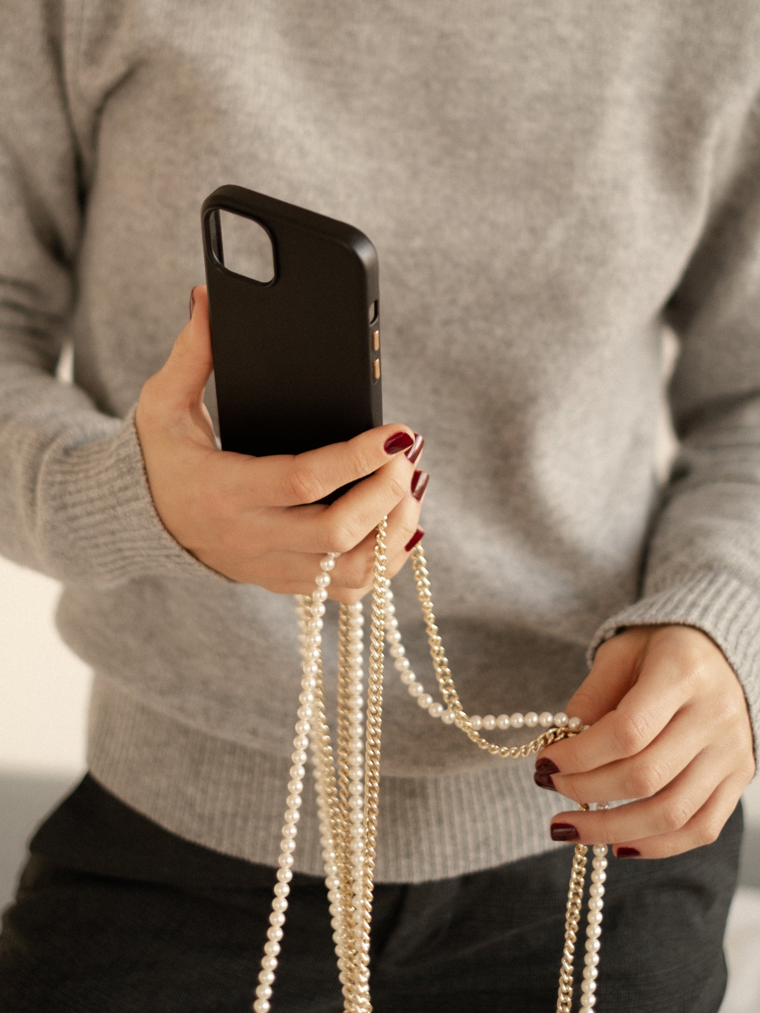 cheeky-chain-munich-crossbody-handykette-sia-perlen-kette image 4