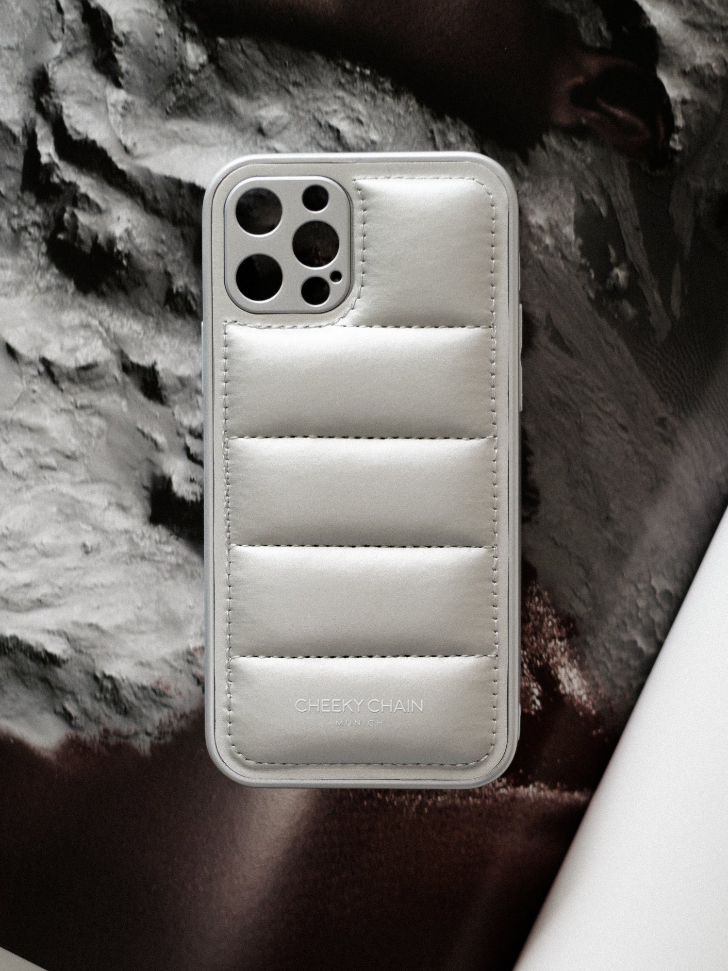 cheeky-chain-munich-padded-case-silver-handyh-lle-f-r-iphone-12 image 3