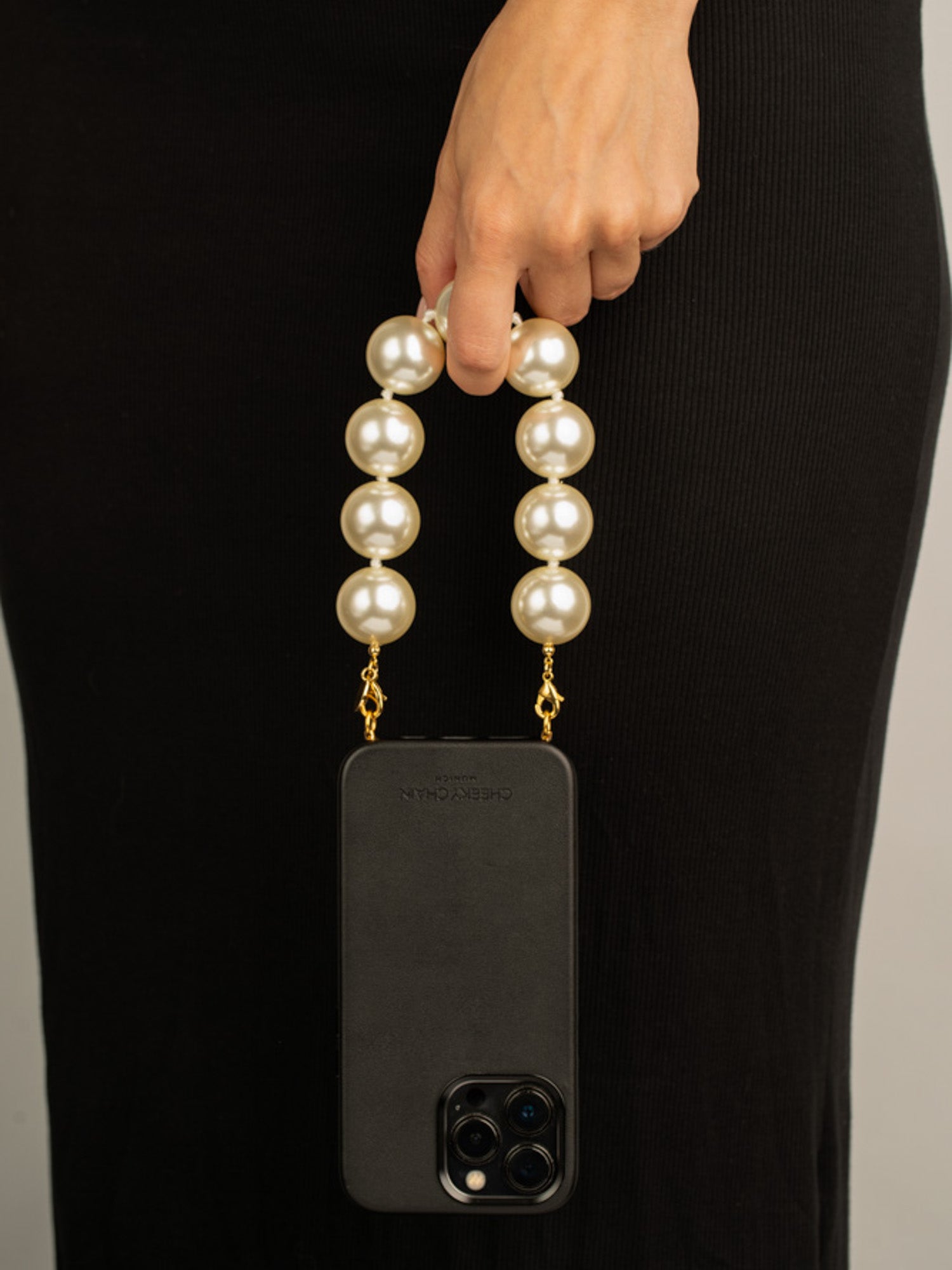 cheeky-chain-munich-handle-wilma-big-kurze-handykette-perlen image 3