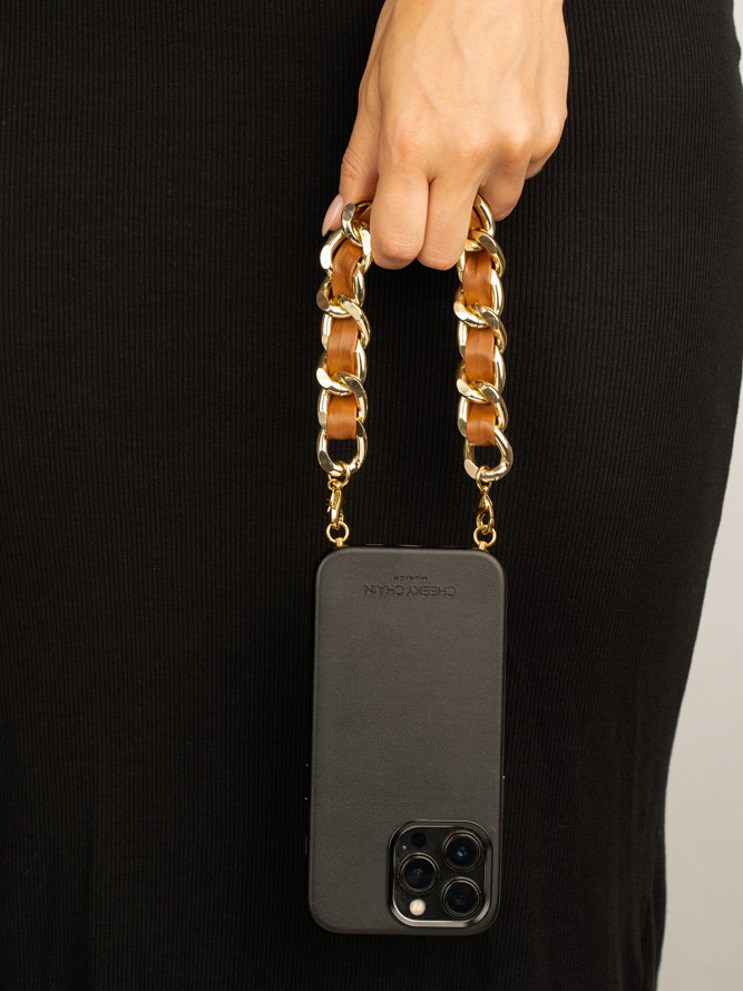 cheeky-chain-munich-handle-big-coco-kurze-handykette image 4